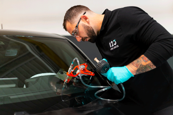Reparation d'un impact sur un pare-brise par un technicien 123 Pare-Brise