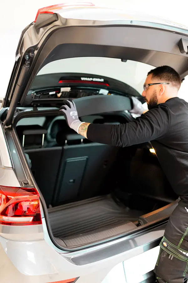 Remplacement d'une lunette arrière sur une voiture