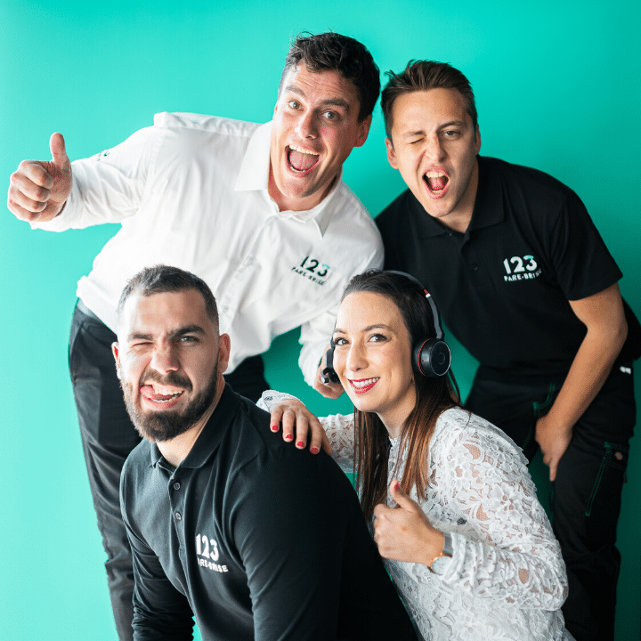 4 membres de l'équipe 123 Pare-Brise qui font une photo fun