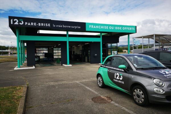 Photo de la façade du centre 123 Pare-Brise de Mâcon avec une voiture de prêt