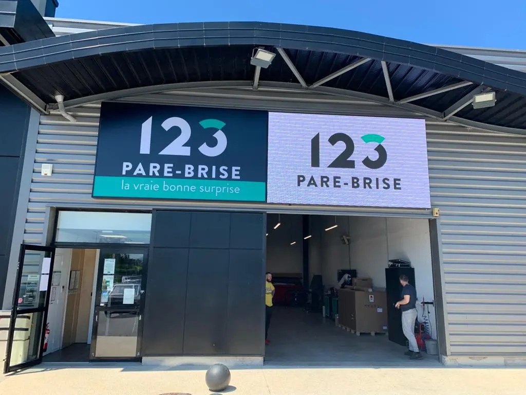 Photo de la façade du centre 123 Pare-Brise de Soyons