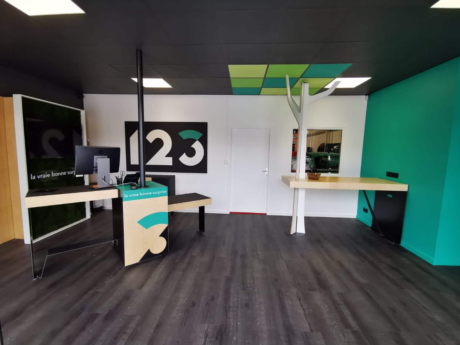 Accueil et coin client de l'agence 123 Pare-Brise Annecy