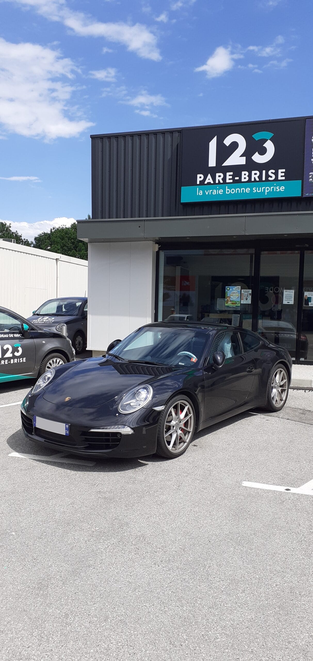 Intervention sur une Porsche devant l'agence 123 Pare-Brise Annecy