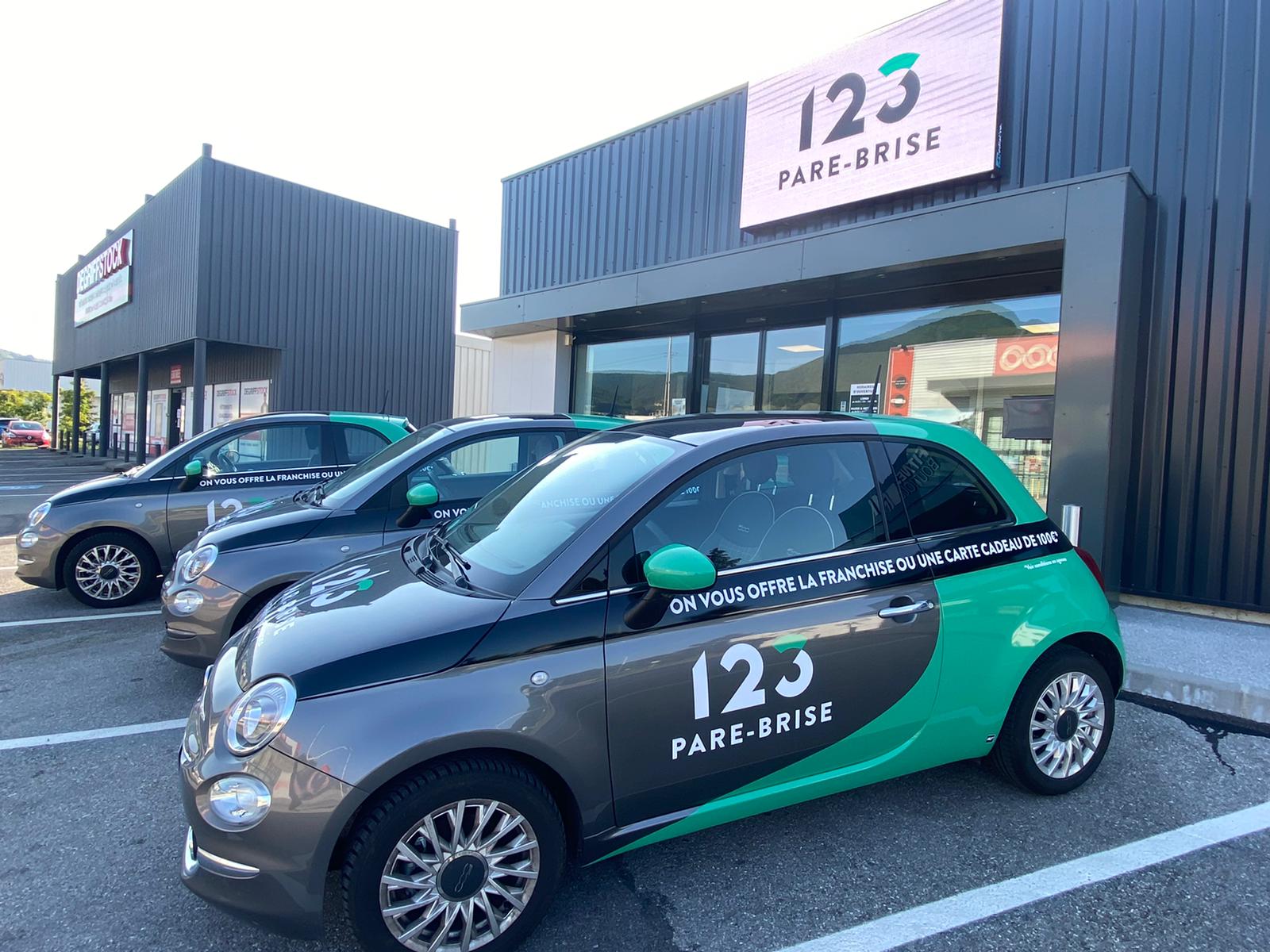 3 véhicules de prêt devant l'agence 123 Pare-Brise Annecy