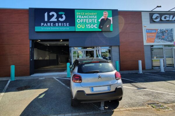 Photo de la devanture de l'agence 123 Pare-Brise Belfort avec une C3 devant le centre