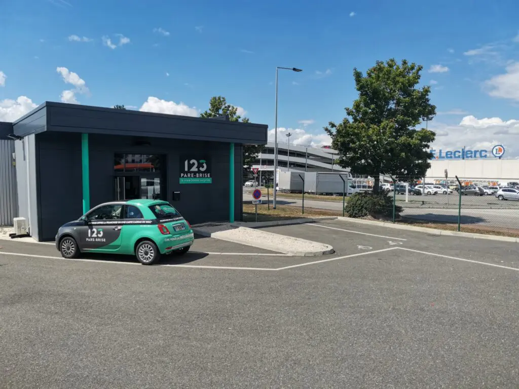 123PareBrise-Andrézieux-Boutheon-parking-Leclerc Devanture du centre 123 Pare-Brise Andrézieux-Bouthéon à côté du parking Leclerc