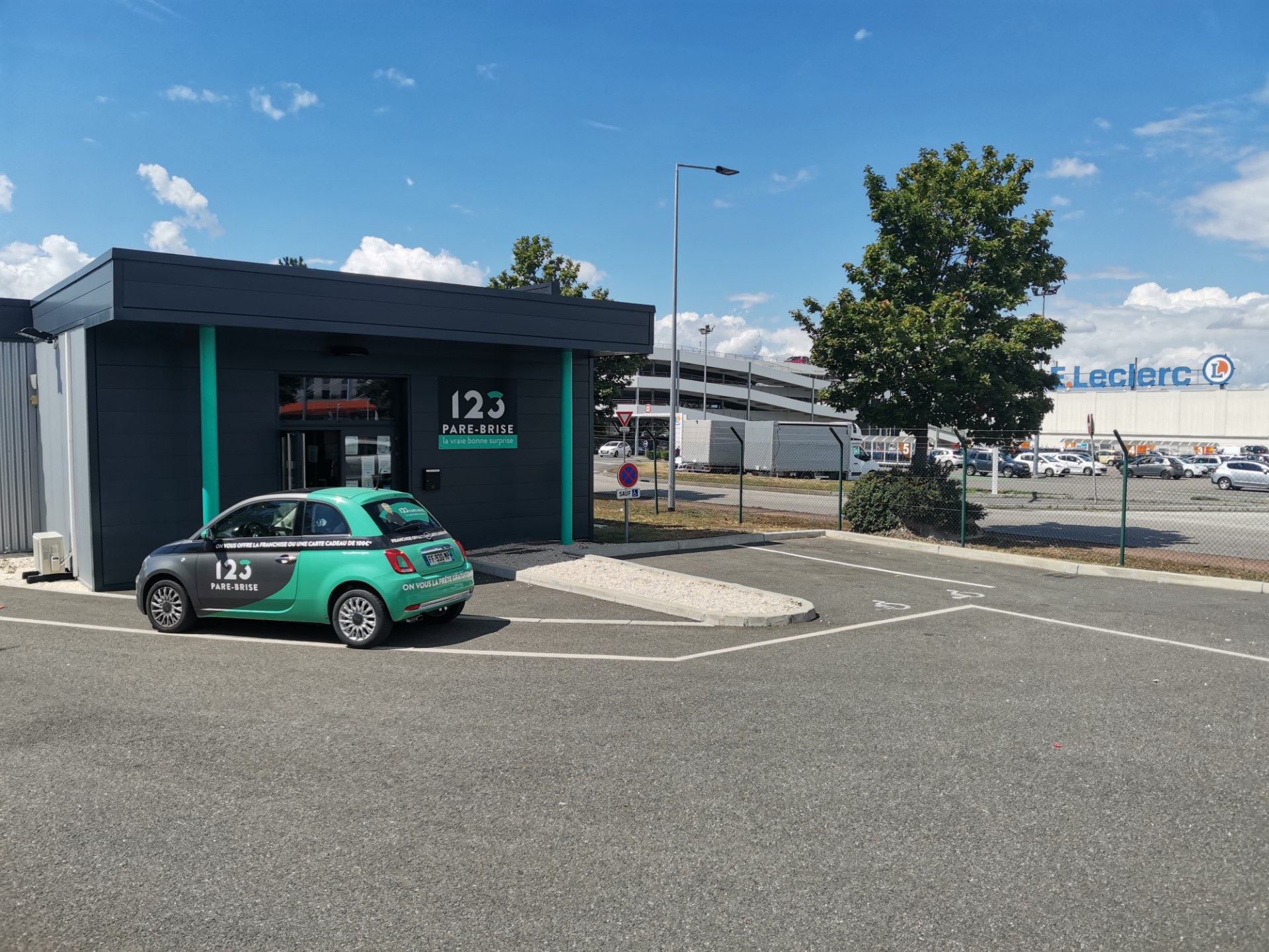 Devanture du centre 123 Pare-Brise Andrézieux-Bouthéon à côté du parking Leclerc