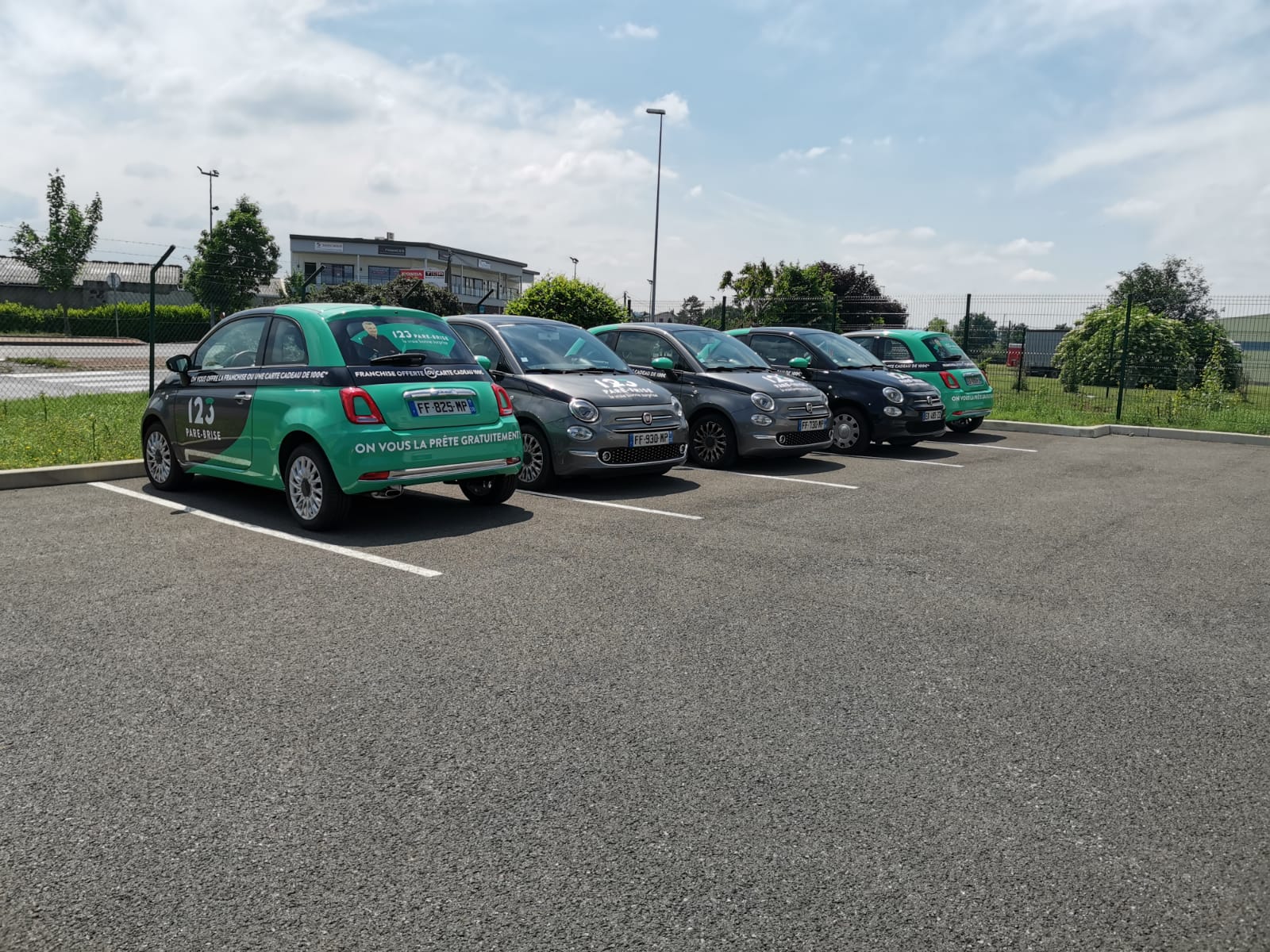 Véhicule de prêt sur le parking 123 Pare-Brise Andrézieux-Bouthéon