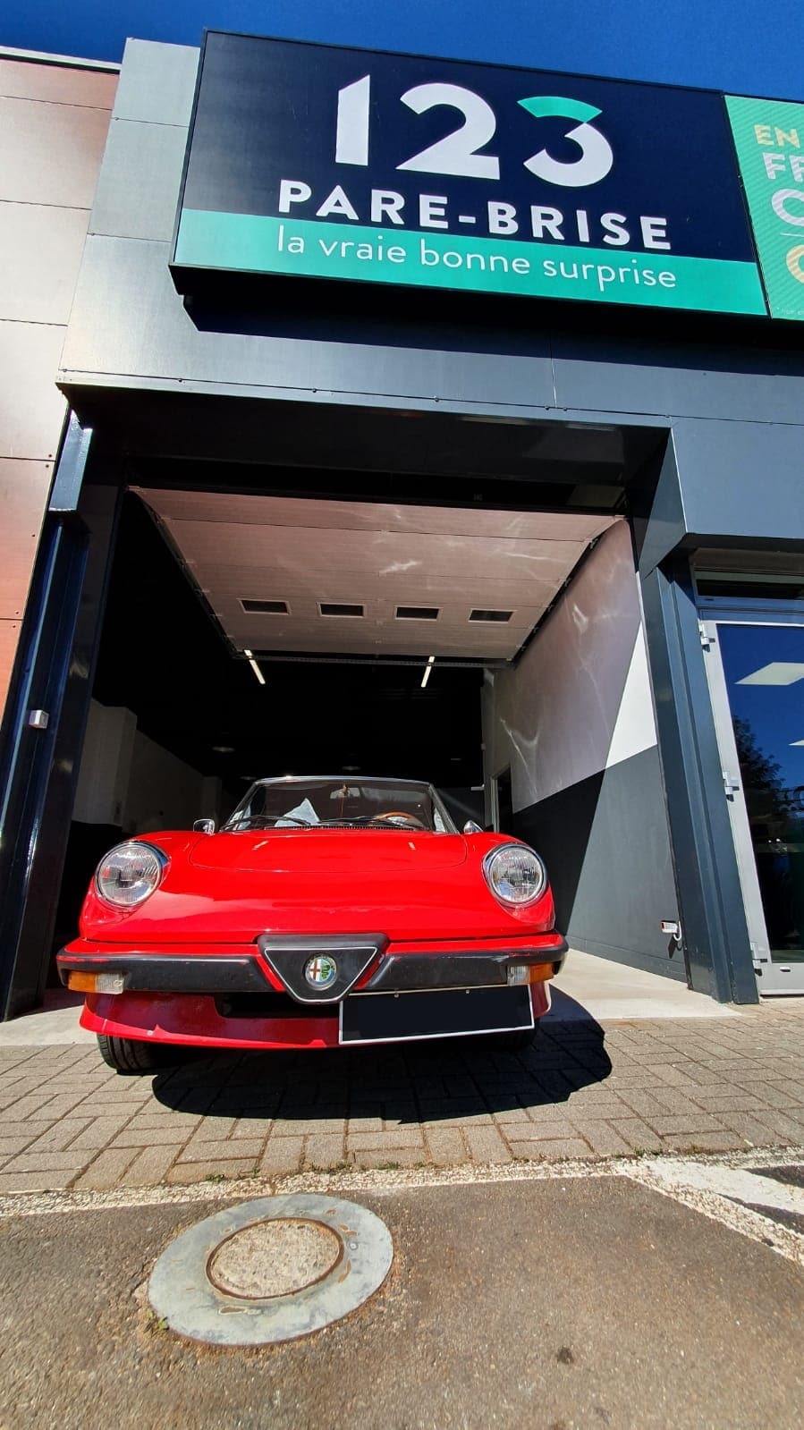 Remplacement de pare-brise effectué sur une Alpha Roméo Spider par l'agence 123 Pare-Brise Belfort