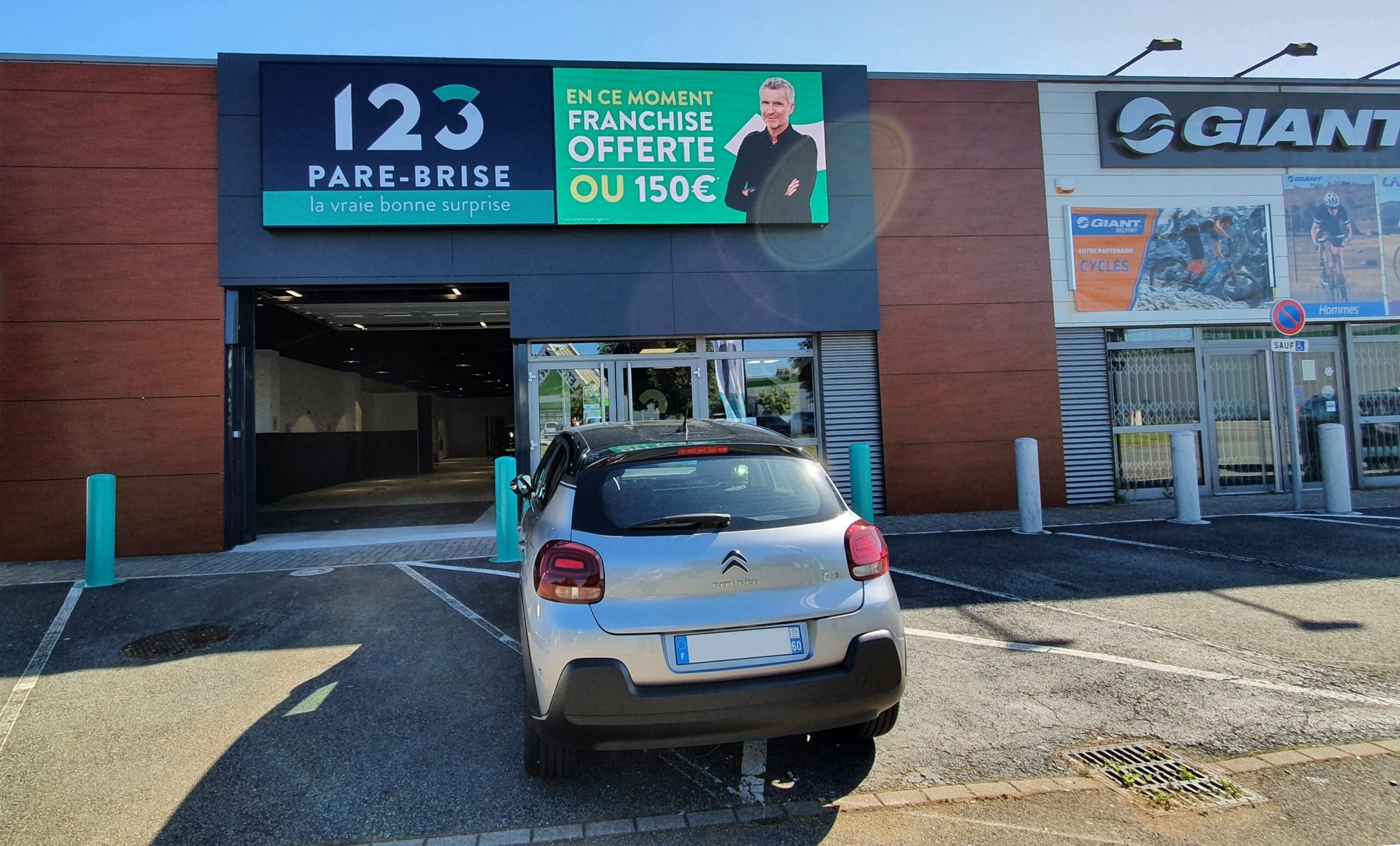 Façade de l'agence 123 Pare-Brise Belfort juste à côté du magasin Giant