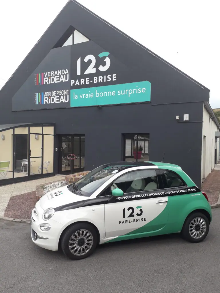 123PareBrise-Boulogne-sur-Mer-vehicule-de-pret Véhicule de prêt devant l'agence 123 Pare-Brise Boulogne-sur-Mer