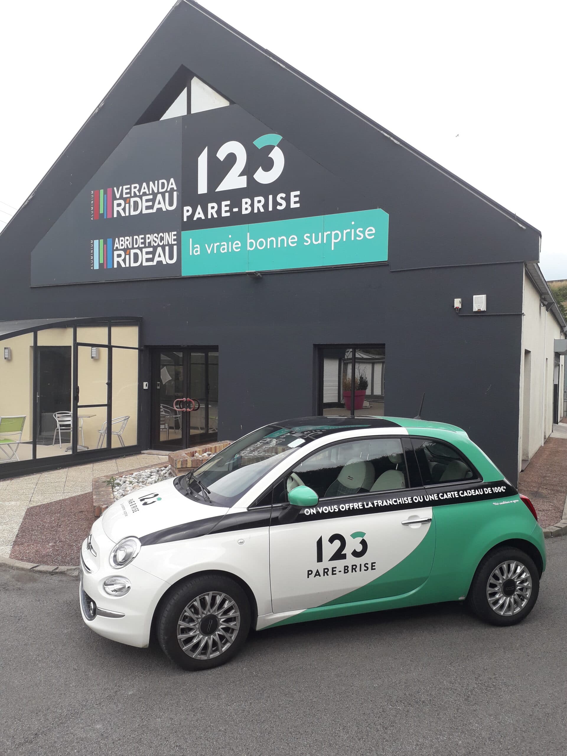 Véhicule de prêt devant l'agence 123 Pare-Brise Boulogne-sur-Mer