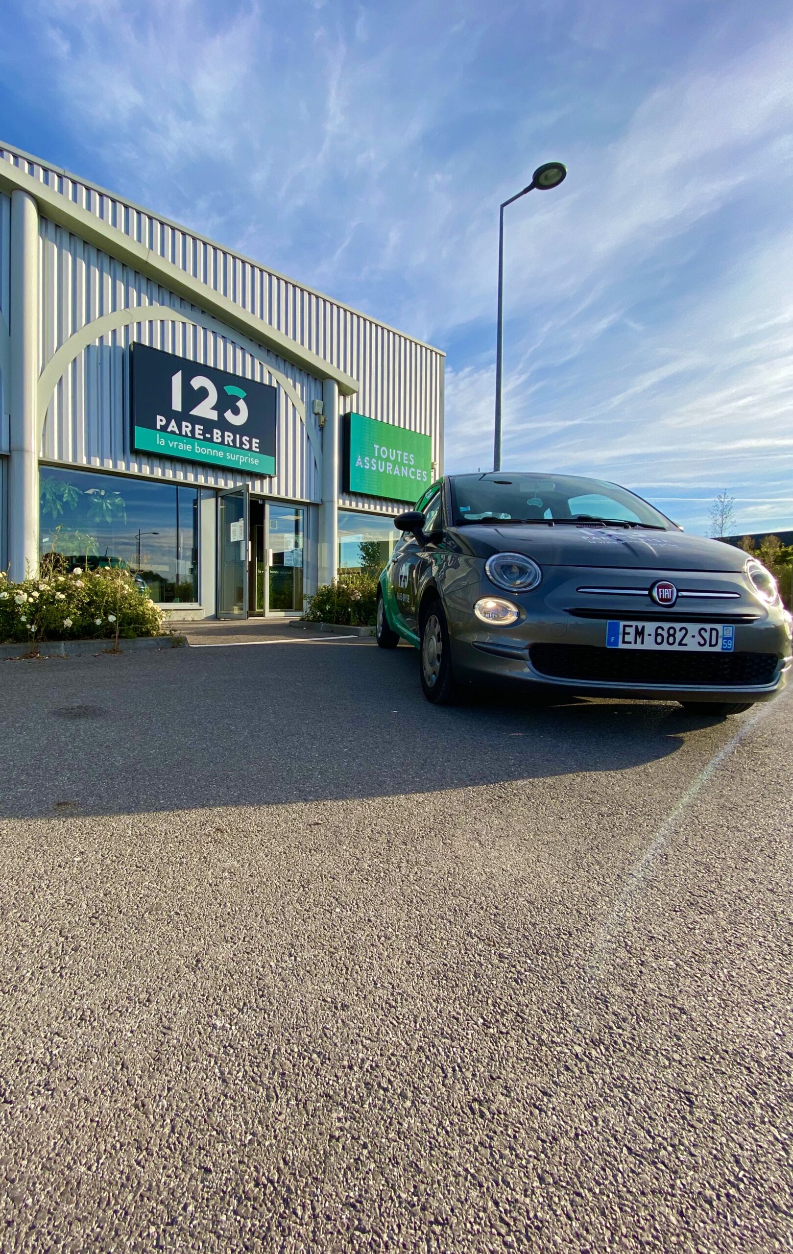 Véhicule de prêt devant l'agence 123 Pare-Brise Bruay la Buissière