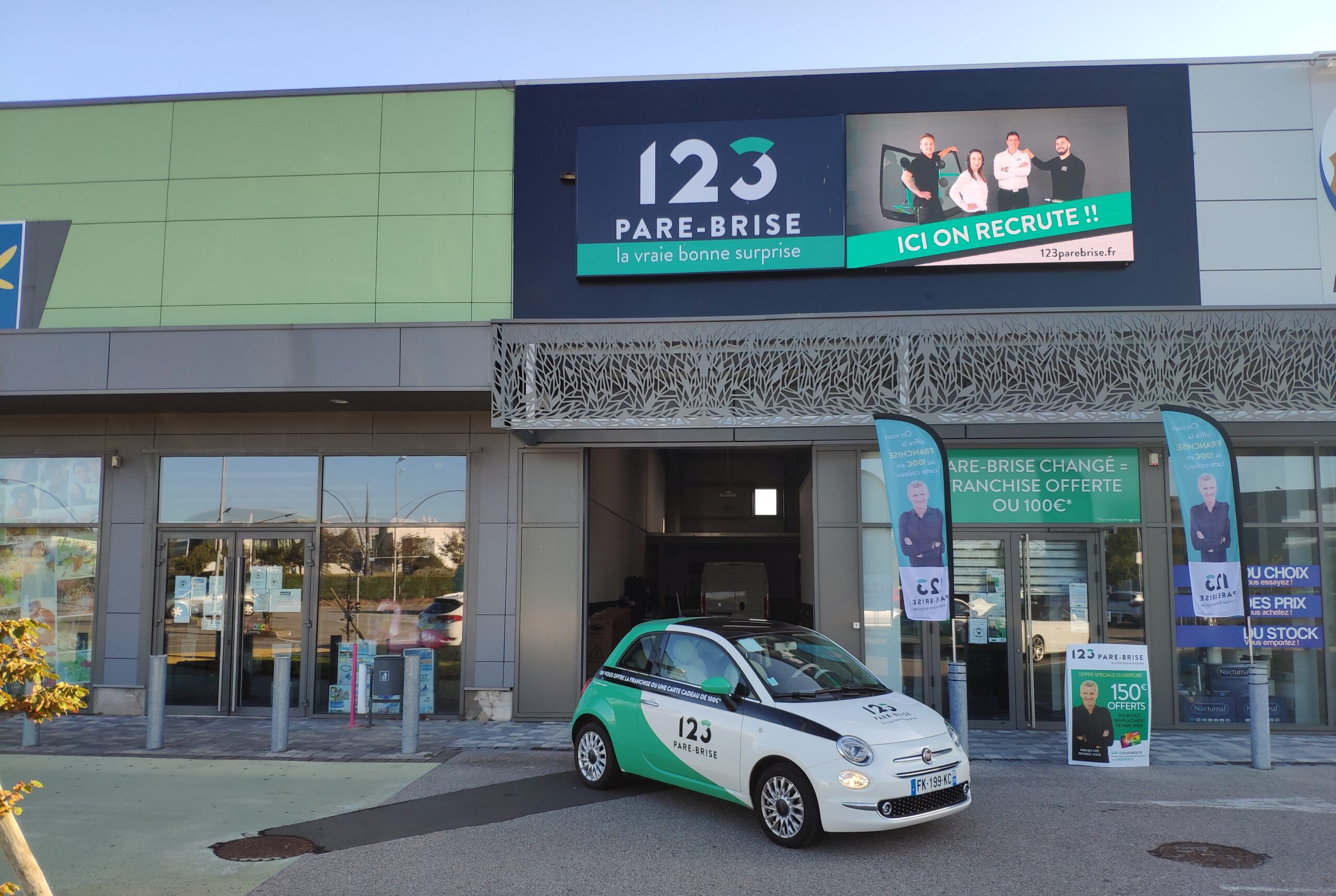 Véhicule de prêt devant l'agence 123 Pare-Brise Calais