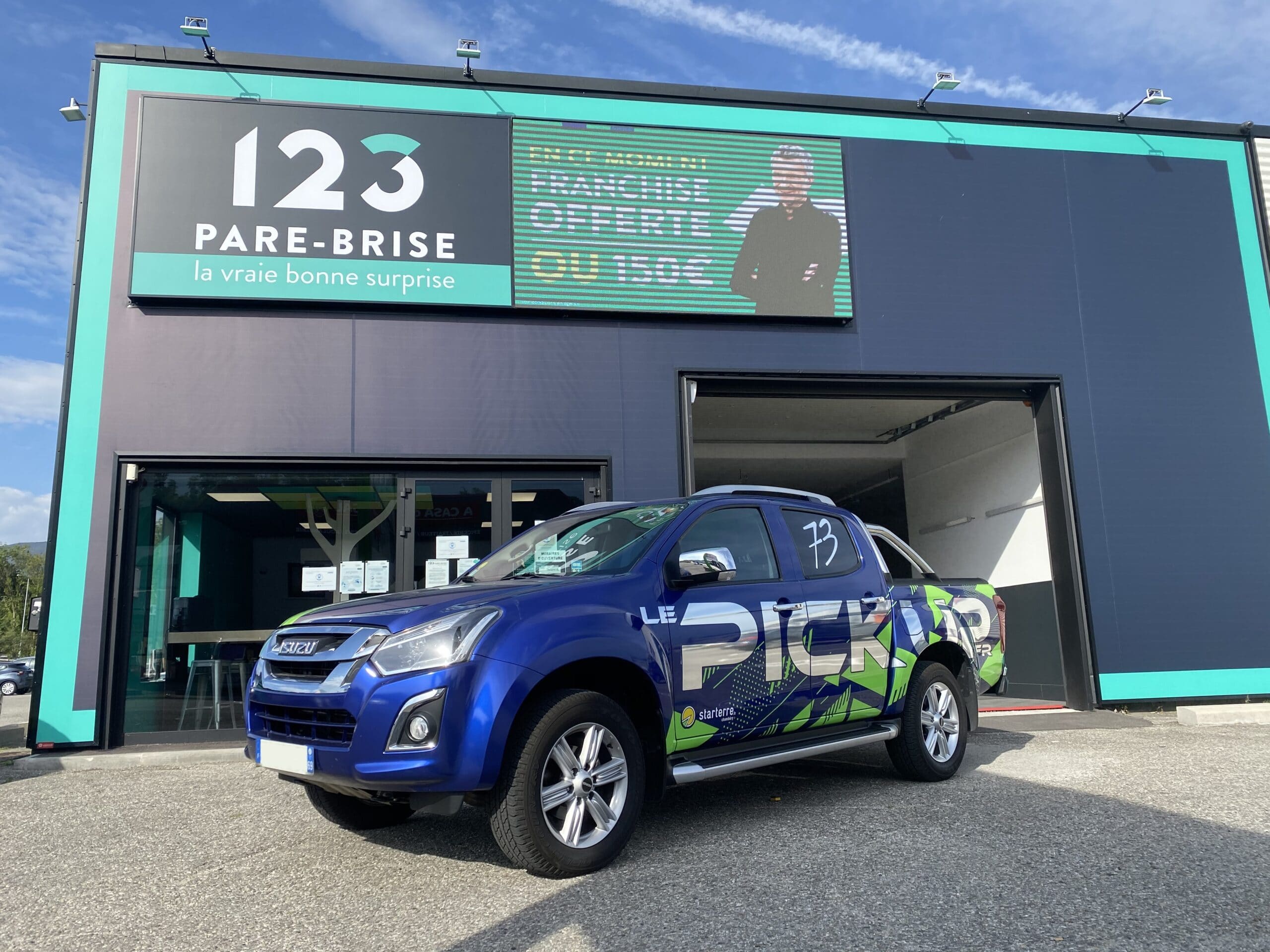 Isuzu D Max Pick Up devant le centre 123 Pare-Brise Chambéry