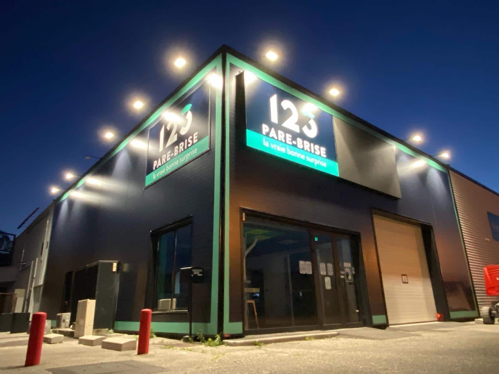 Façade éclairée du centre 123 Pare-Brise Chambéry