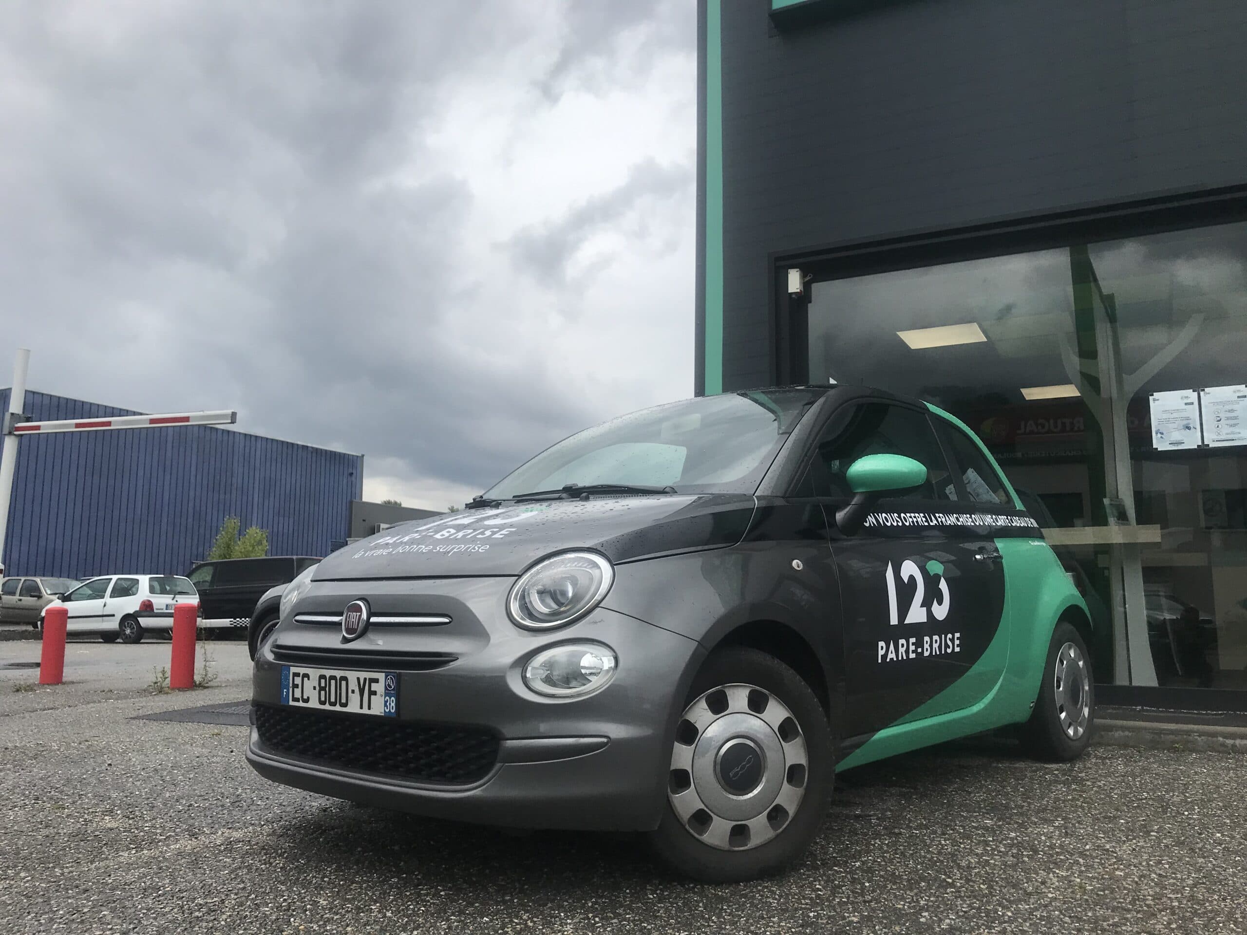 Véhicule de prêt devant le centre 123 Pare-Brise Chambéry