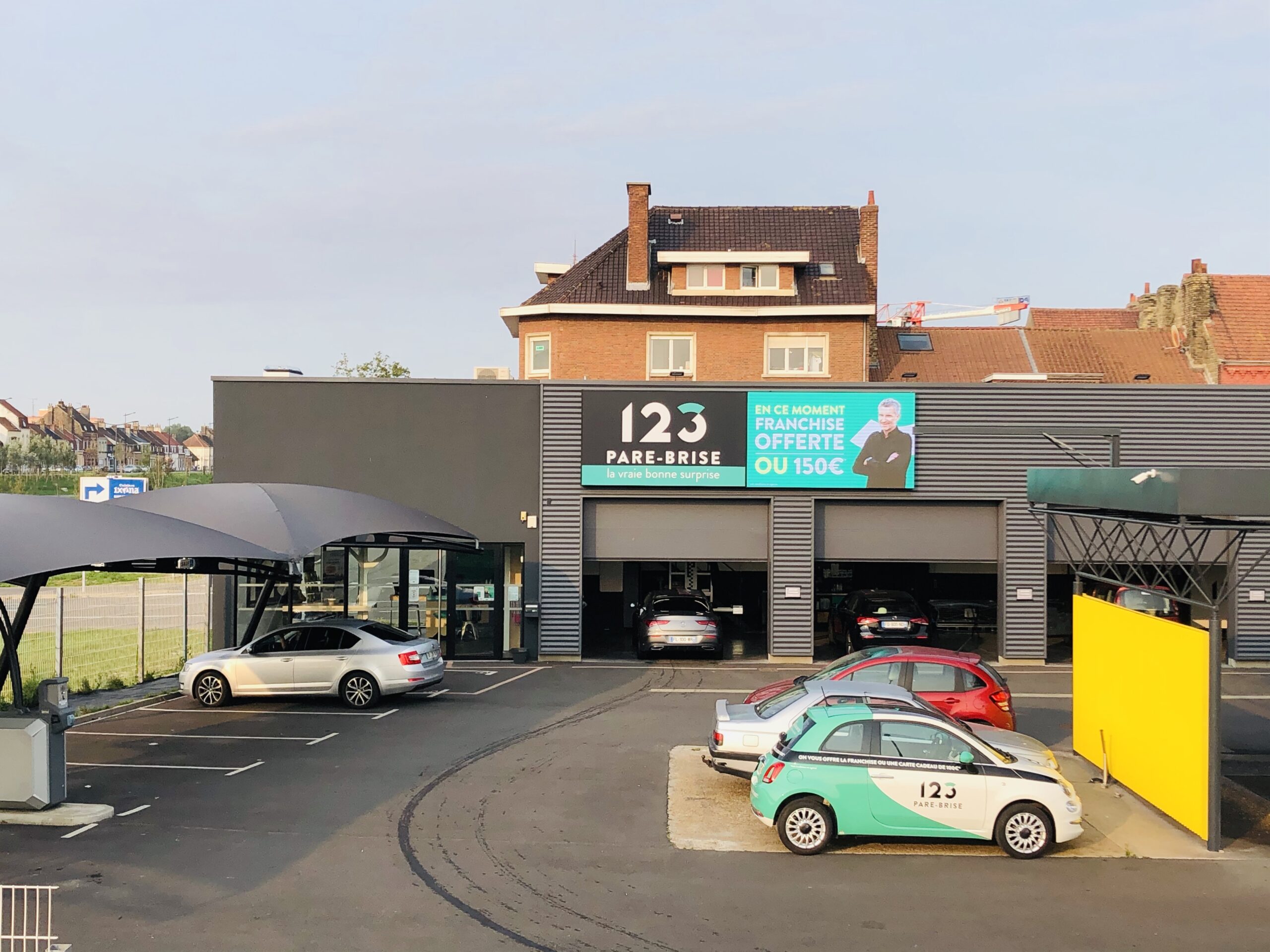Extérieur de l'agence 123 Pare-Brise Dunkerque avec la station Karcher