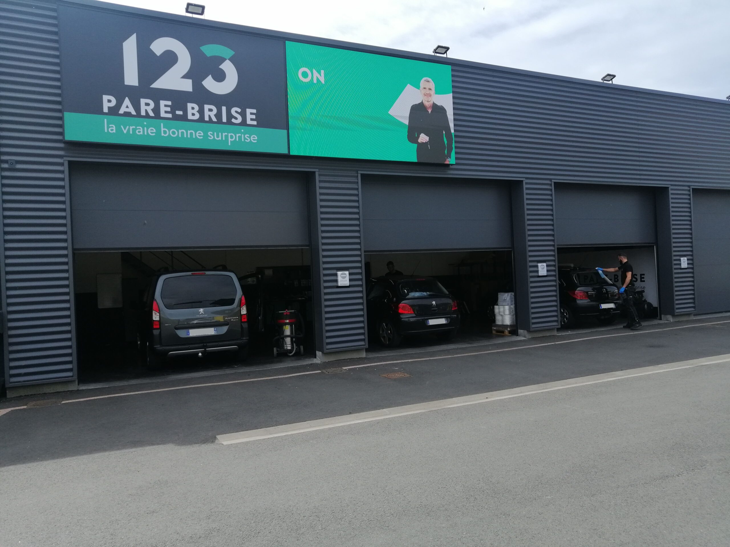 Intervention et nettoyage de trois véhicules dans l'atelier 123 Pare-Brise Dunkerque