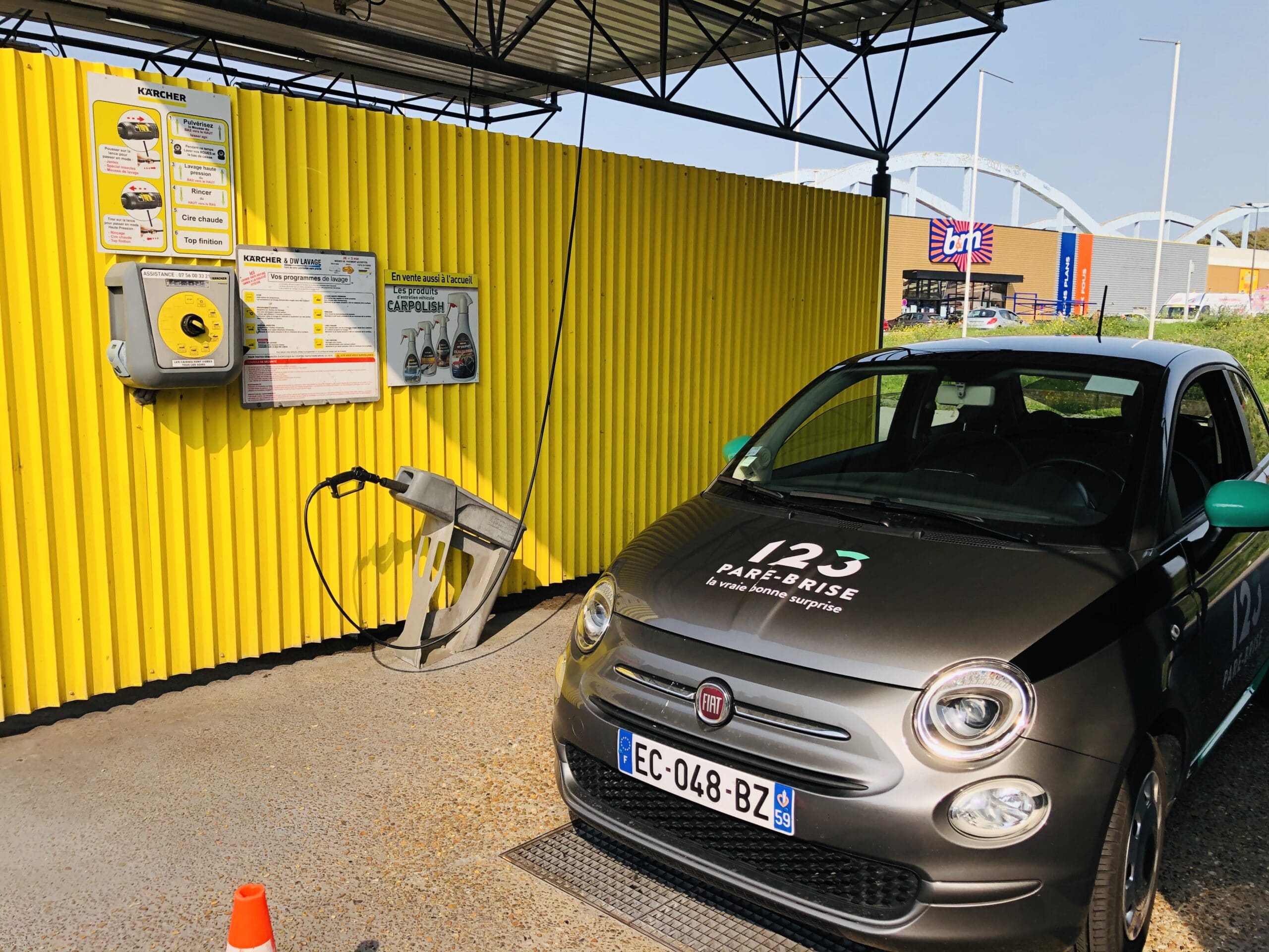 Nettoyage d'une Fiat 500 floquée 123 Pare-Brise à la station Karcher Dunkerque