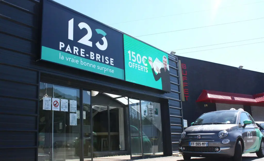 123PareBrise-Givors-exterieur Devanture de l'agence 123 Pare-Brise Givors à côté du restaurant asiatique Shao