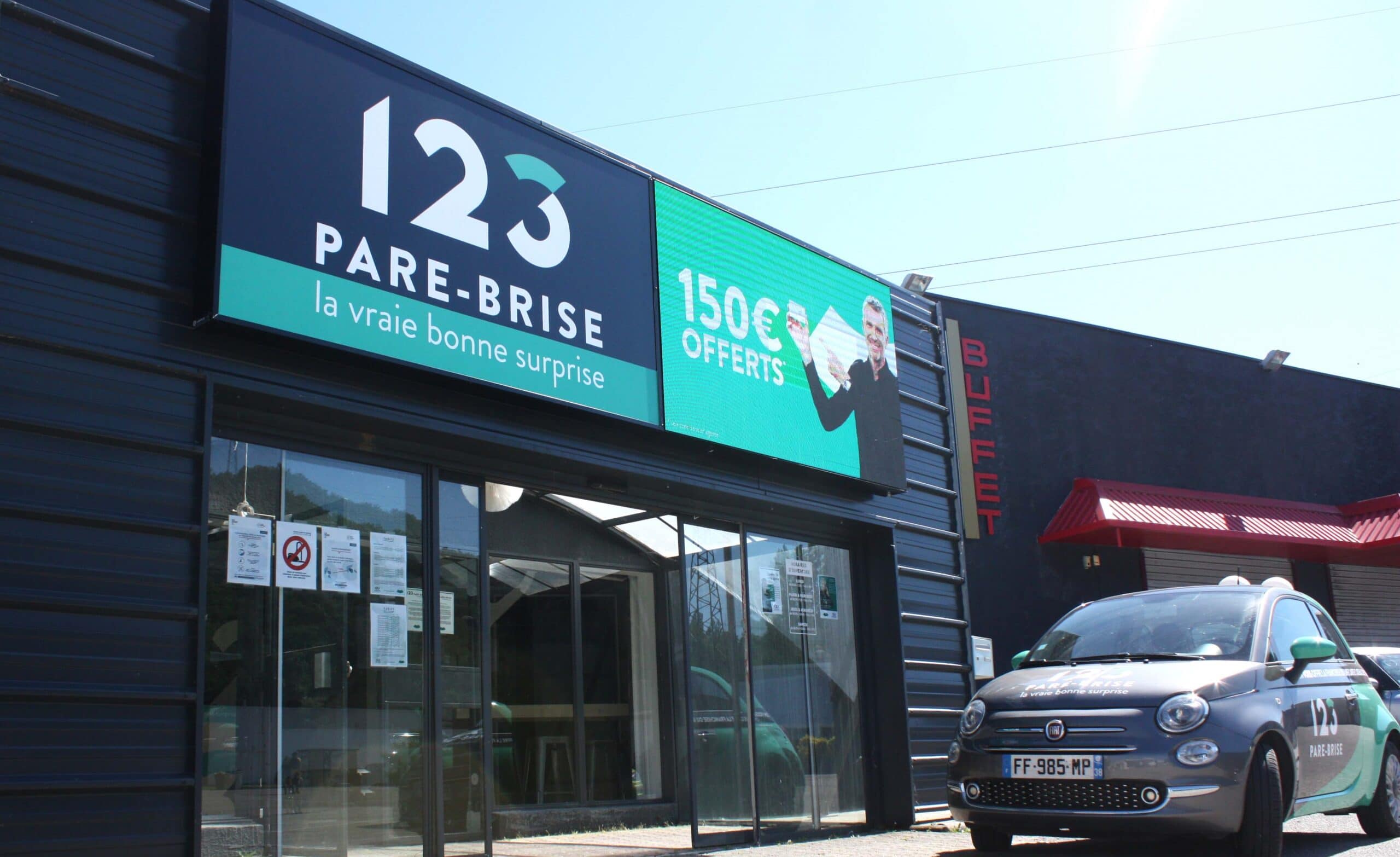Devanture de l'agence 123 Pare-Brise Givors à côté du restaurant asiatique Shao