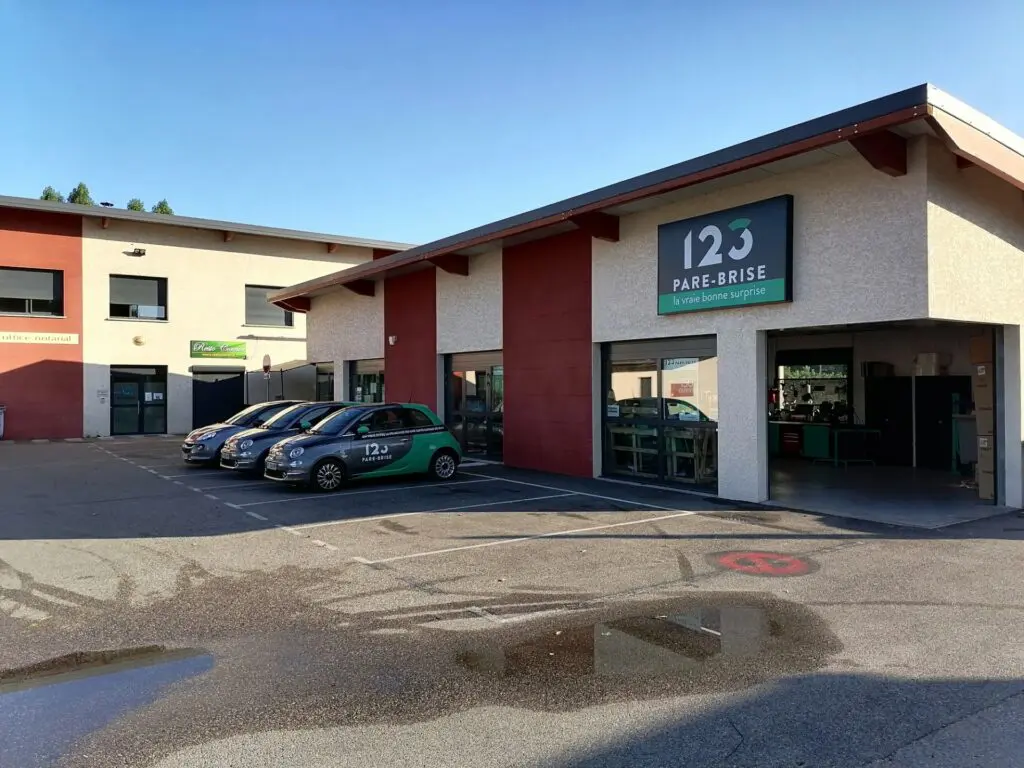 123PareBrise-Isle-dabeau-exterieur Extérieur de l'agence 123 Pare-Brise Isle d'Abeau