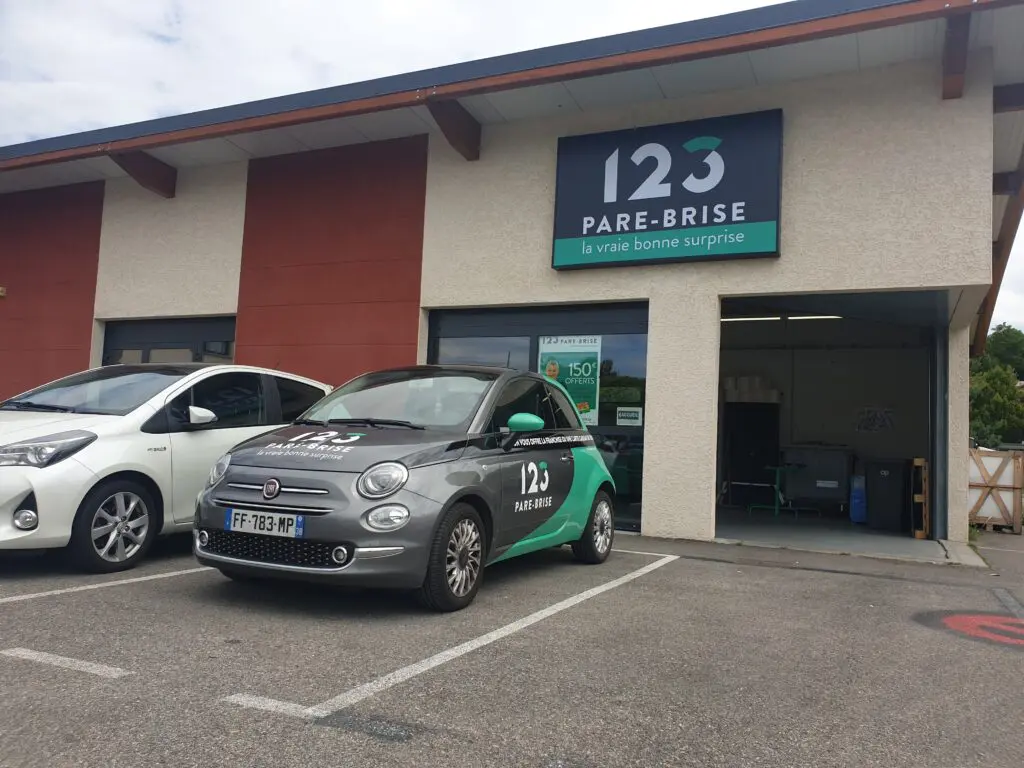 123PareBrise-Isle-dabeau-vehicule-de-pret Véhicule de prêt devant l'agence 123 Pare-Brise Isle d'Abeau
