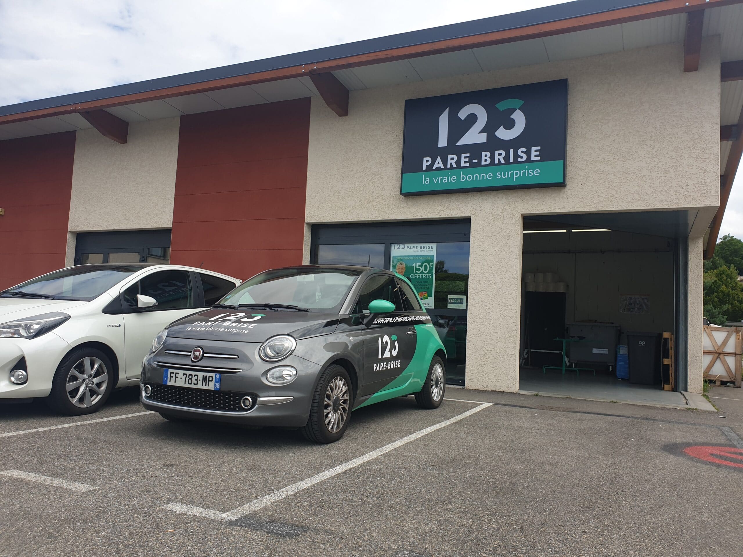 Véhicule de prêt devant l'agence 123 Pare-Brise Isle d'Abeau