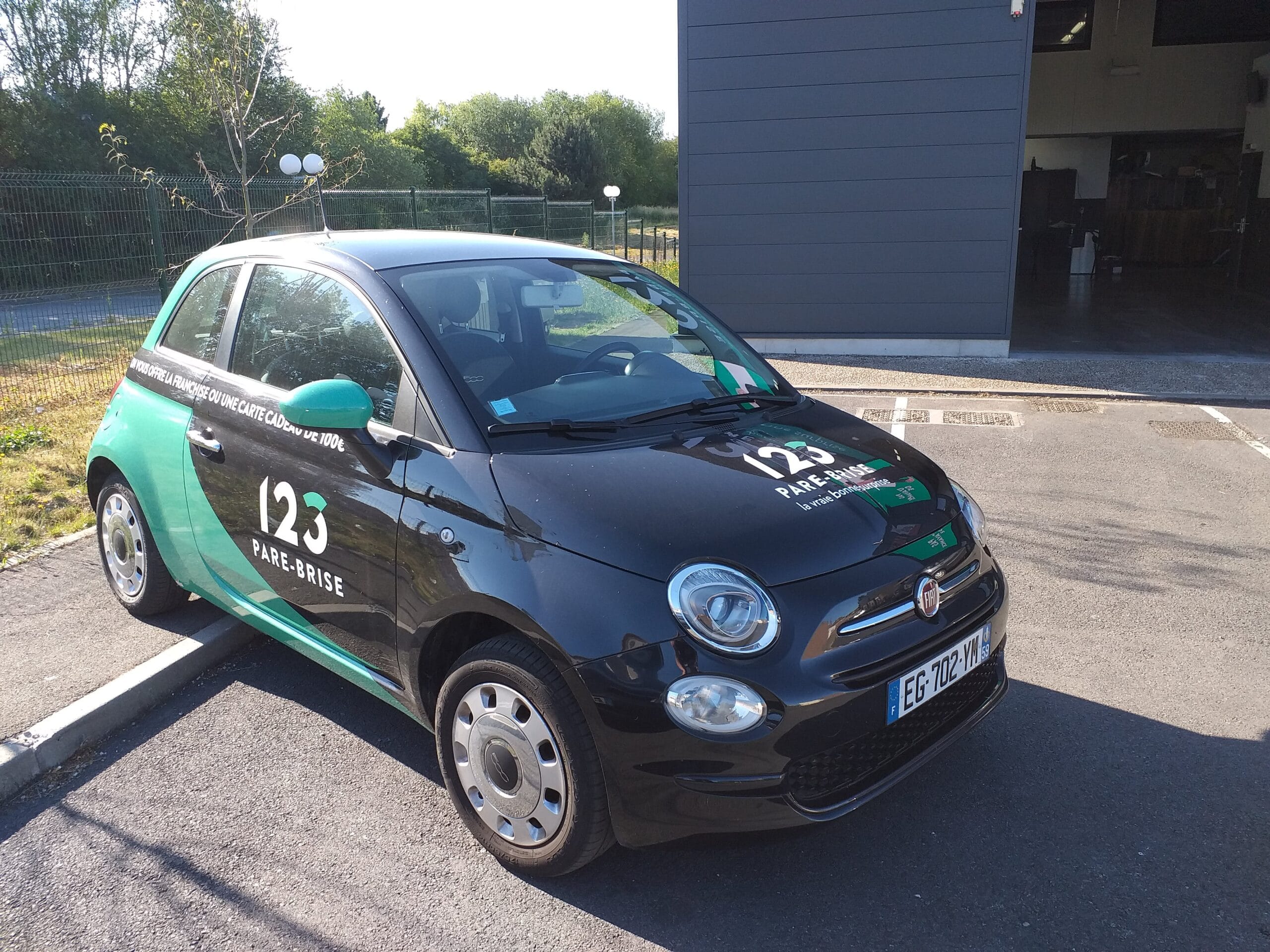 Véhicule de courtoisie devant le centre 123 Pare-Brise Liévin