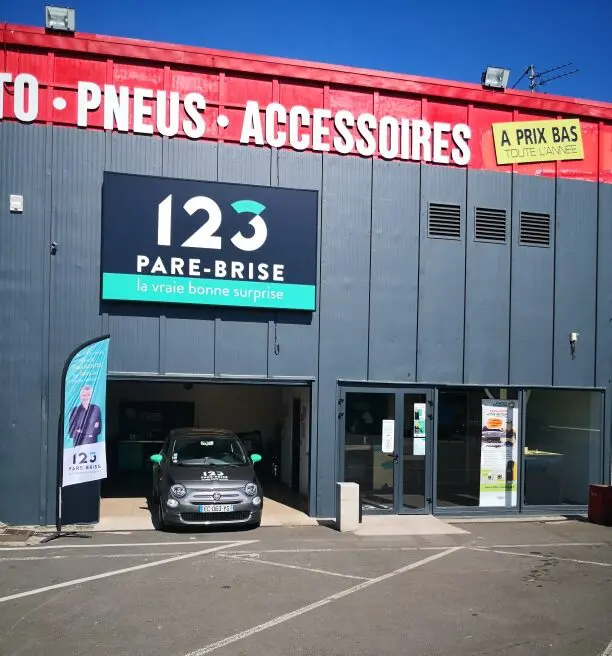 123PareBrise-Lomme-exterieur Extérieur avec véhicule de prêt et flamme du centre 123 Pare-Brise Lomme