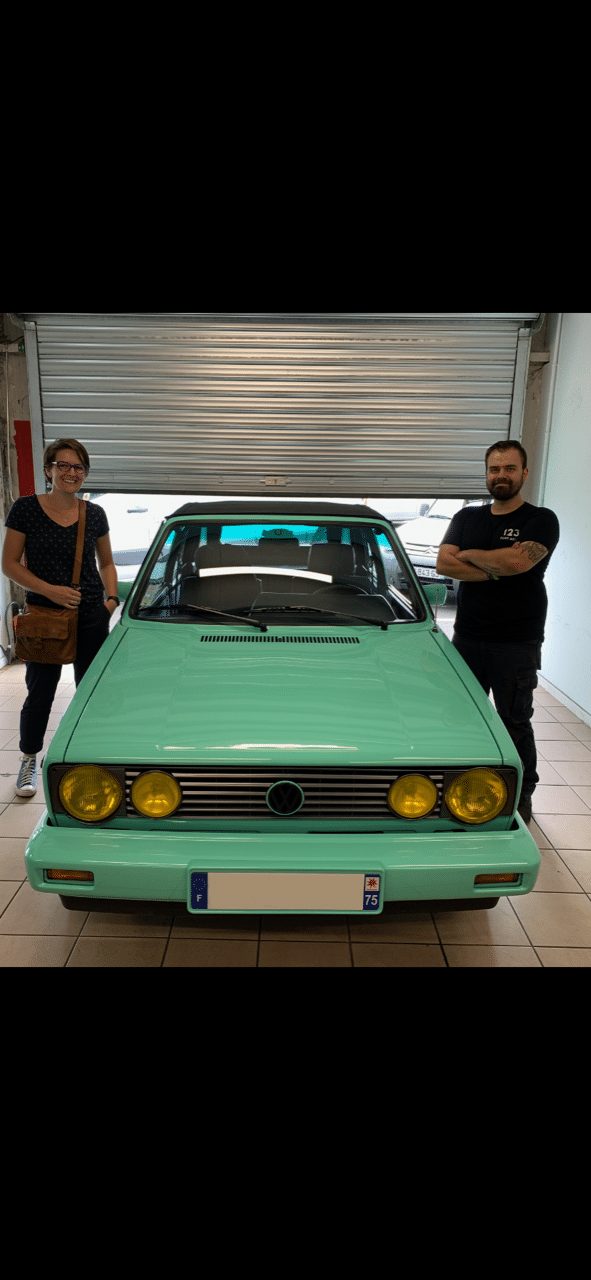 Intervention sur une Golf 1 cabriolet verte avec notre technicien Julien et une cliente satisfaite au centre 123 Pare-Brise Lomme
