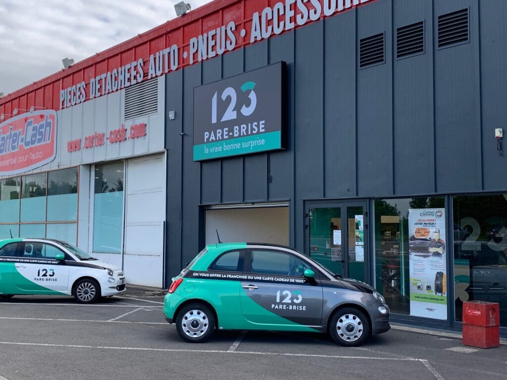 123PareBrise-Lomme-vehicule-de-courtoisie Deux véhicules de courtoisie devant l'agence 123 Pare-Brise Lomme et à côté de Carter Cash