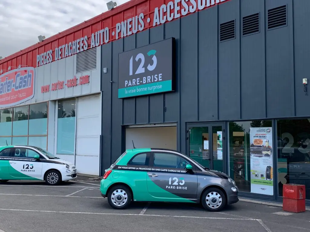 123PareBrise-Lomme-vehicule-de-courtoisie Deux véhicules de courtoisie devant l'agence 123 Pare-Brise Lomme et à côté de Carter Cash