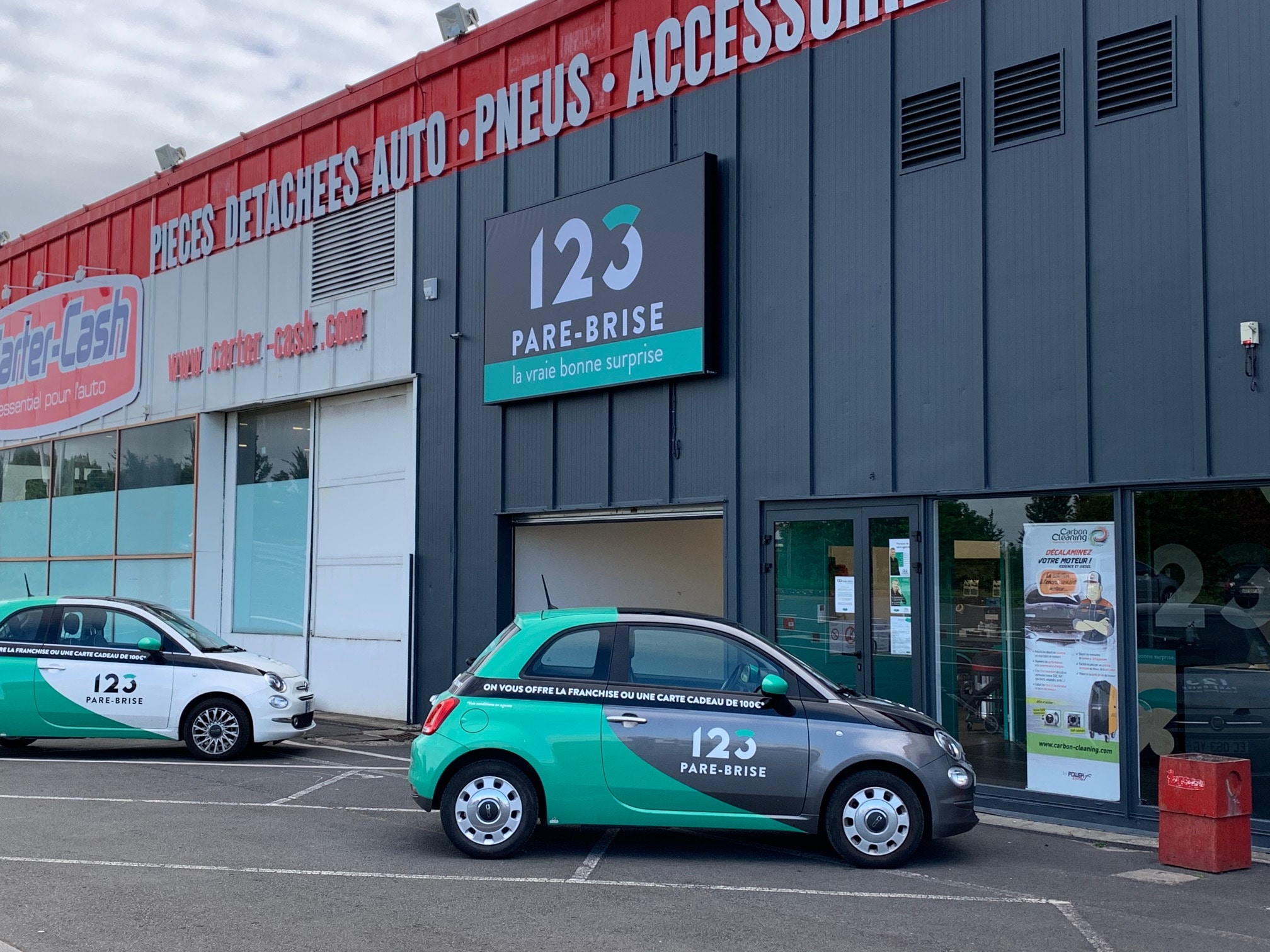 Deux véhicules de courtoisie devant l'agence 123 Pare-Brise Lomme et à côté de Carter Cash
