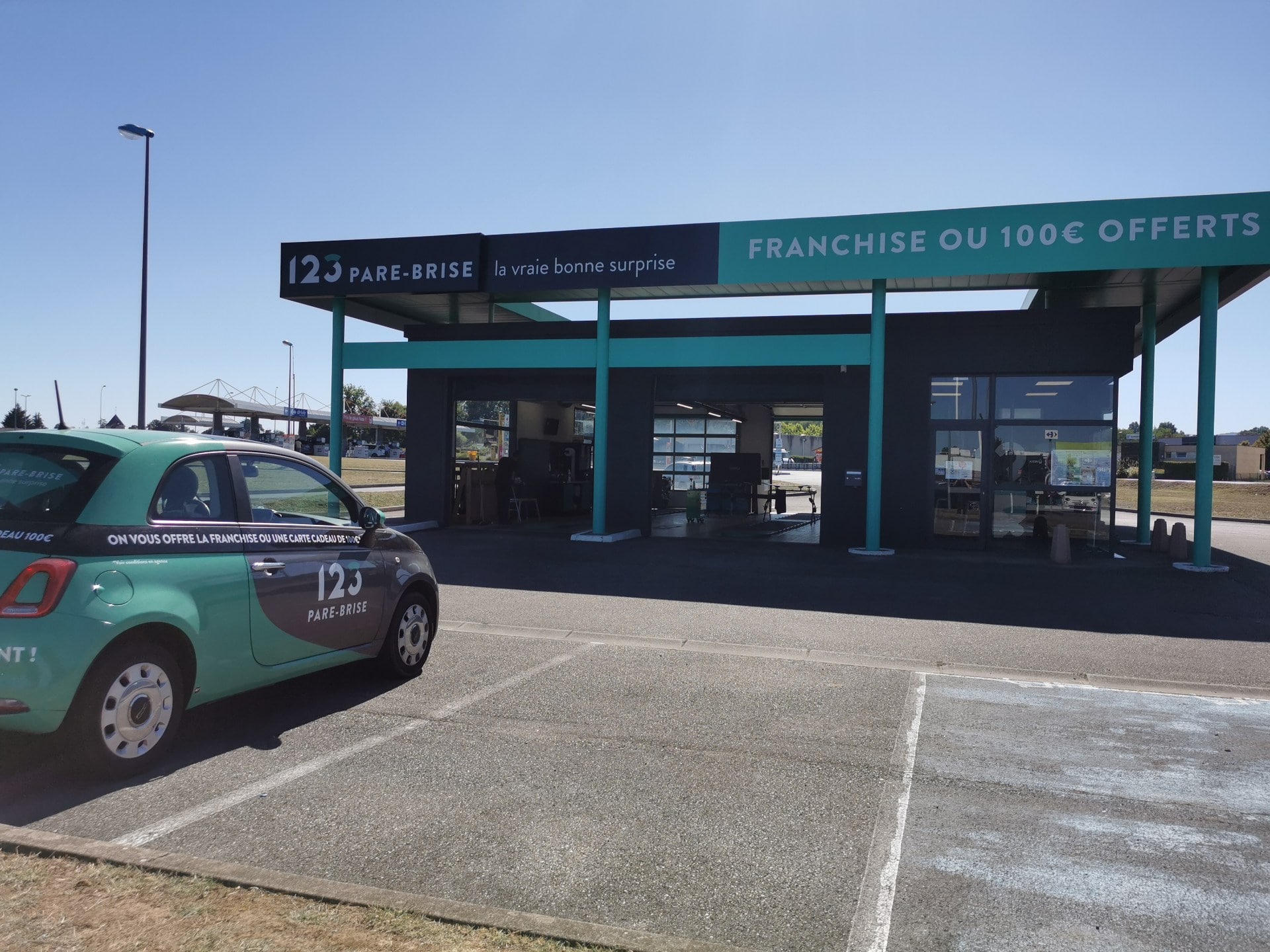 Véhicule de courtoisie devant l'agence 123 Pare-Brise Mâcon
