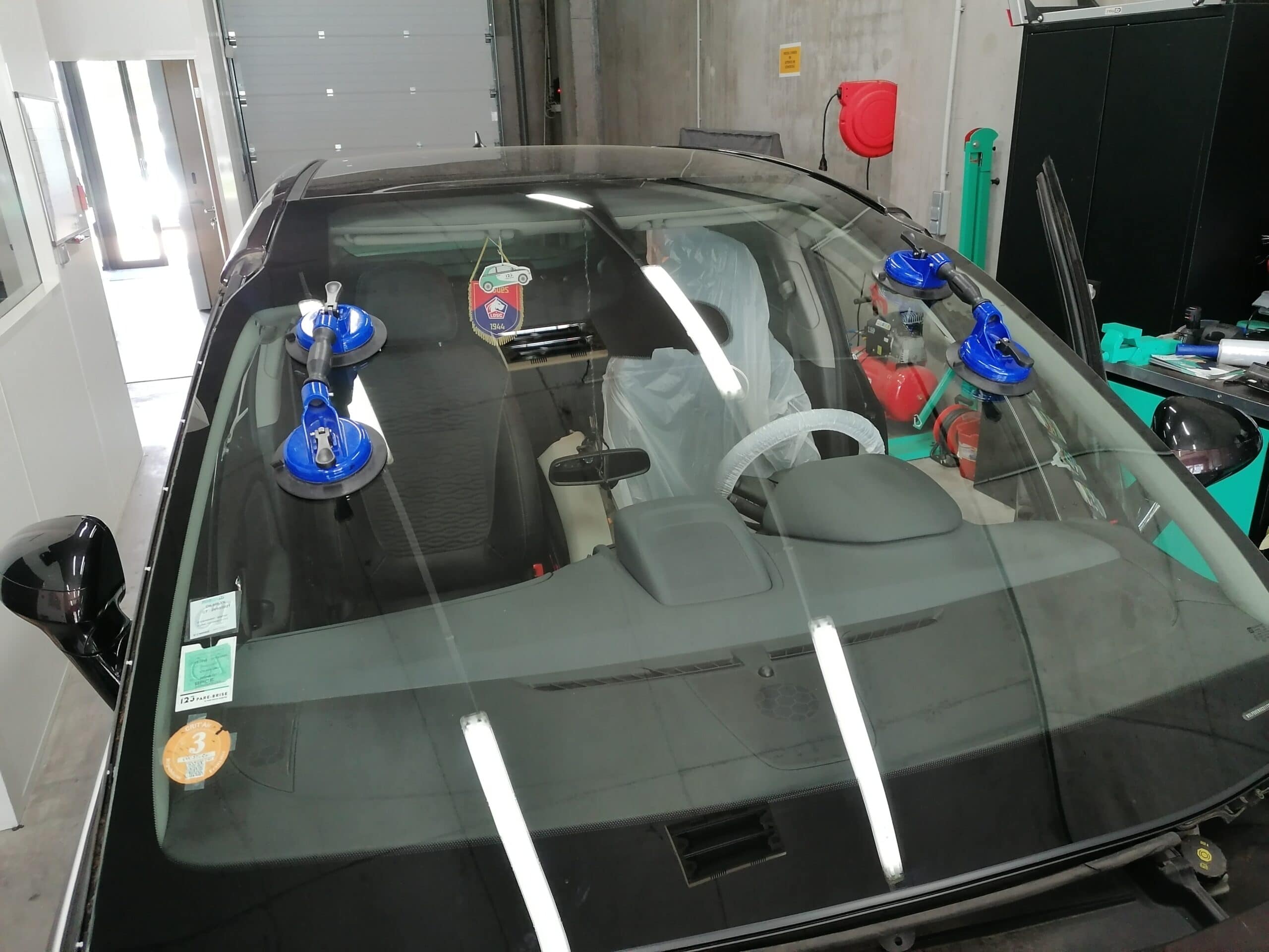 Remplacement de pare-brise dans l'atelier 123 Pare-Brise Marcq-en-Barœul