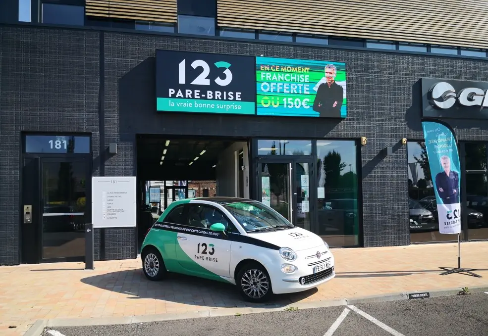 Véhicule de prêt devant l'agence 123 Pare-Brise Marcq-en-Barœul