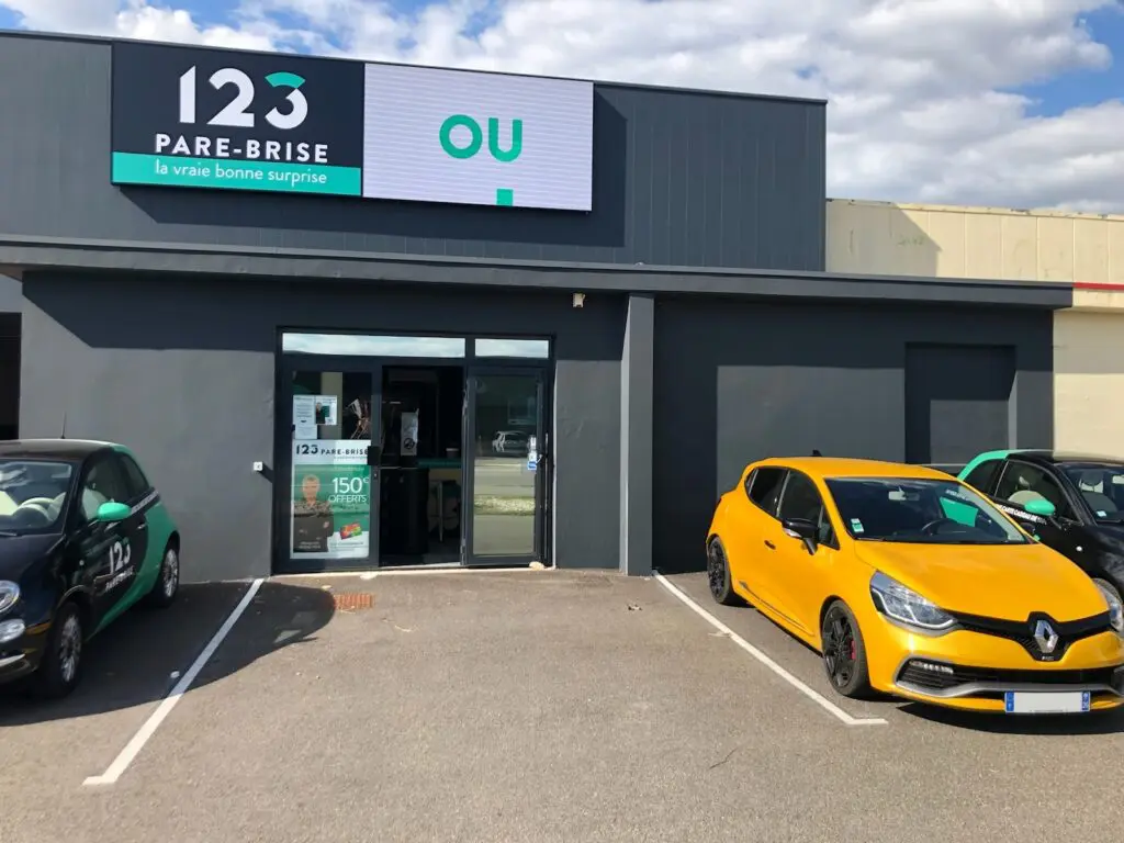 123PareBrise-Montelimar-clio-rs Clio RS devant le centre 123 Pare-Brise Montélimar