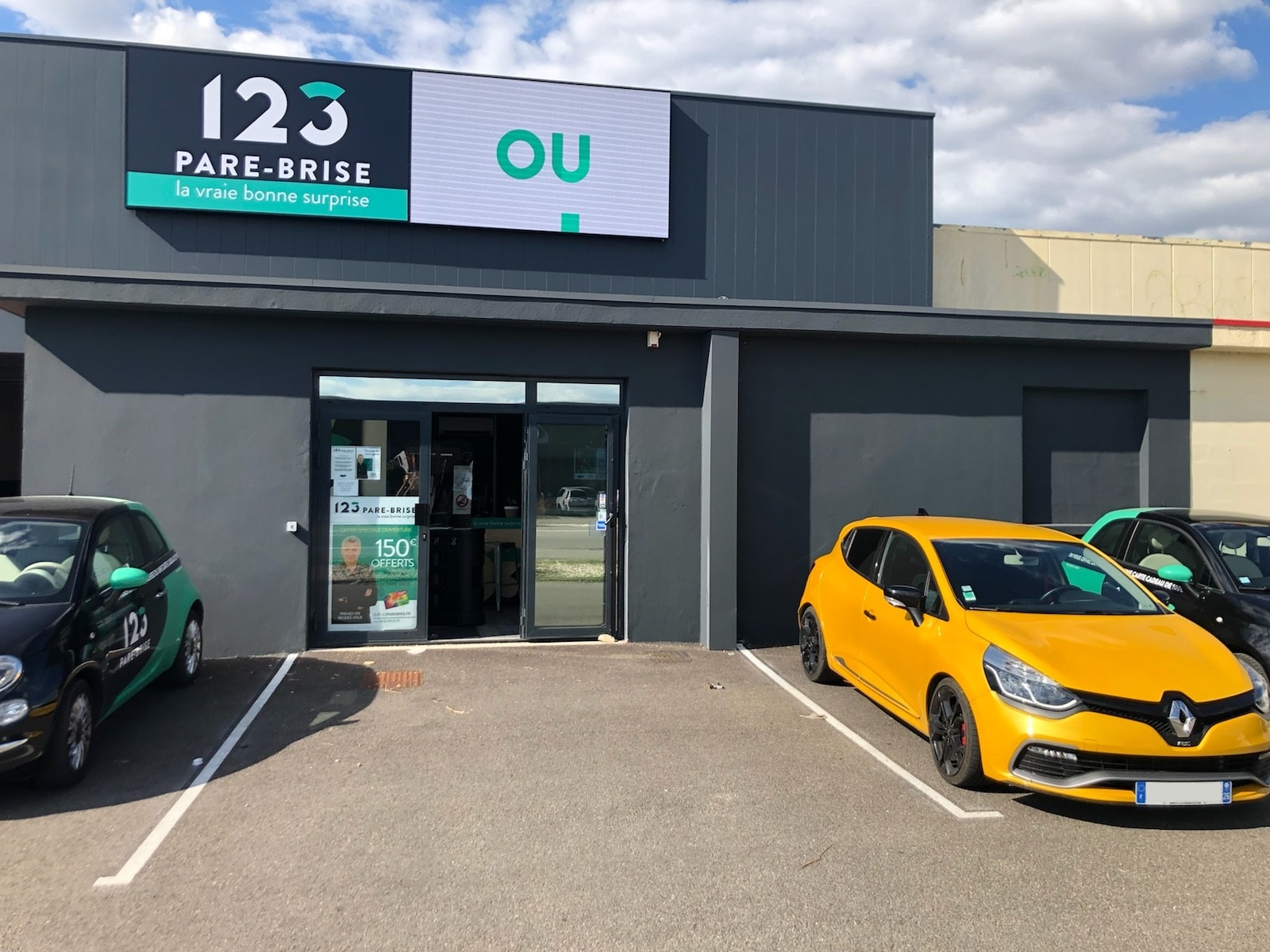 Clio RS devant le centre 123 Pare-Brise Montélimar