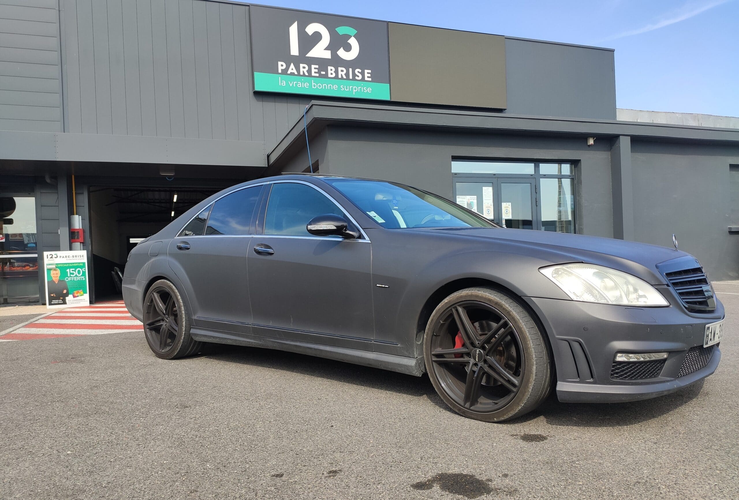 Mercedes AMG devant le centre 123 Pare-Brise Montélimar