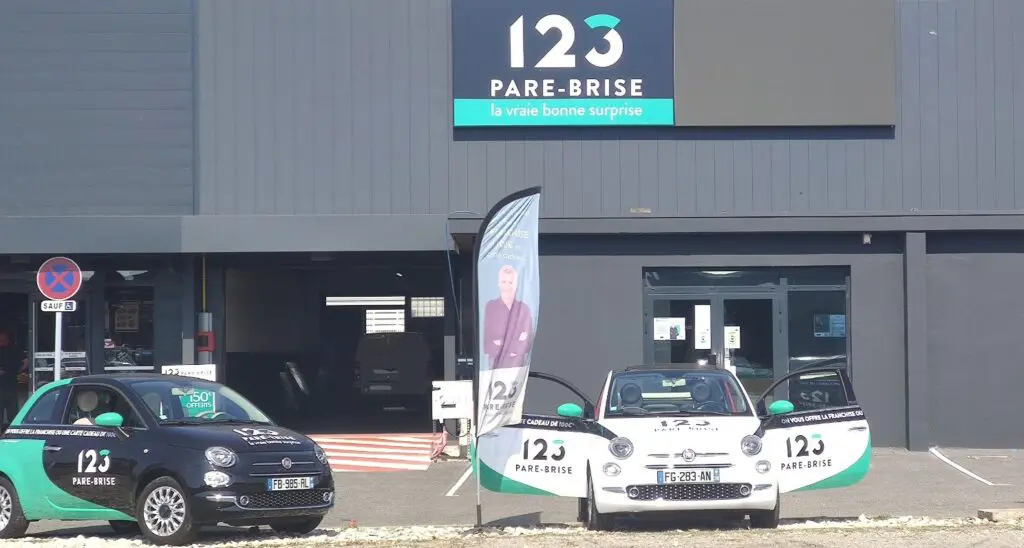 123PareBrise-Montelimar-vehicule-de-courtoisie Véhicule de courtoisie devant l'agence 123 Pare-Brise Montélimar