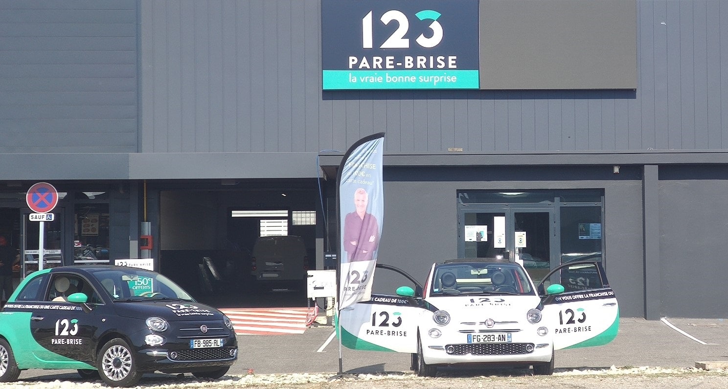 Véhicule de courtoisie devant l'agence 123 Pare-Brise Montélimar