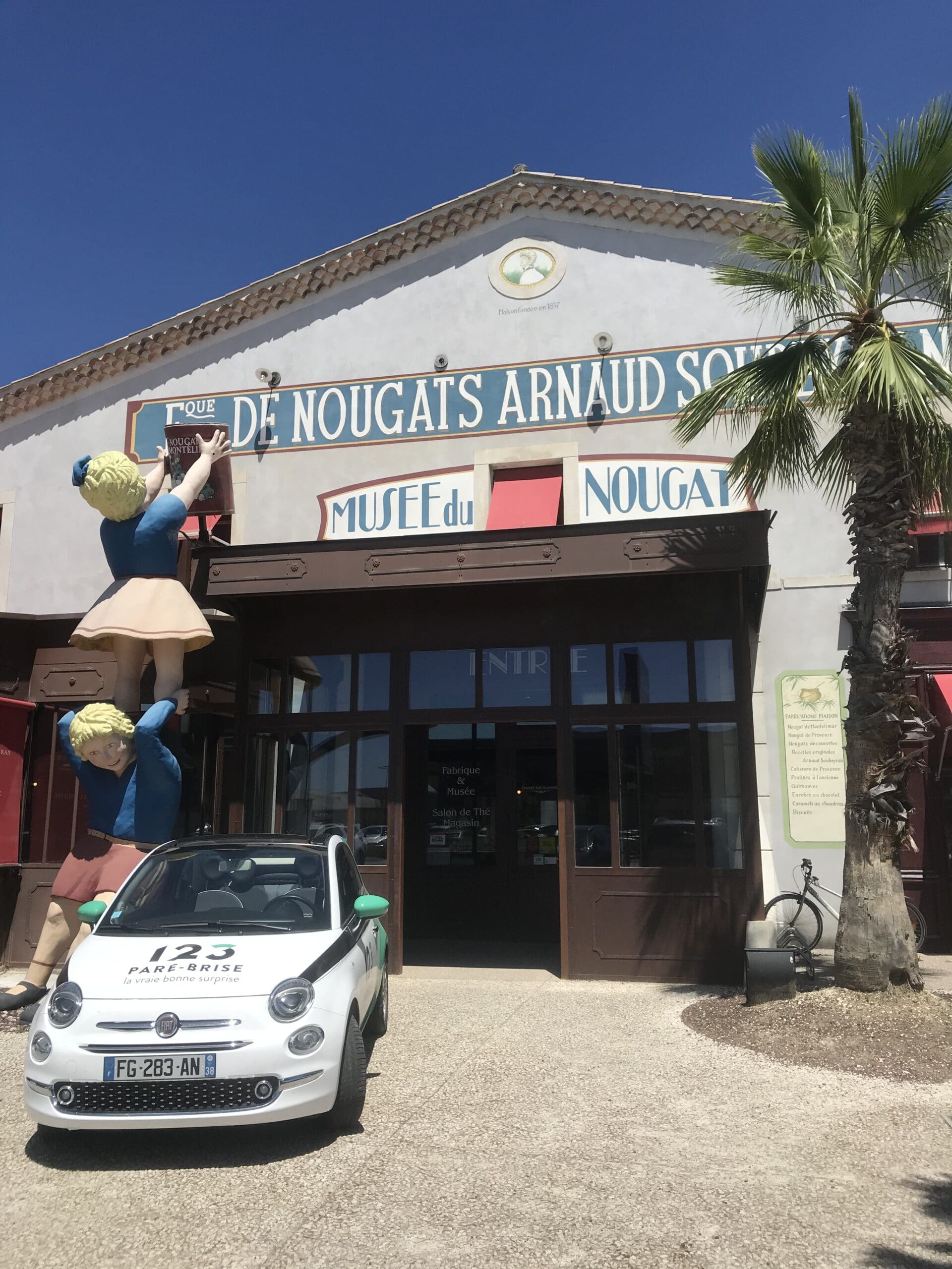 Fiat 500 123 Pare-Brise devant le musée du Nougat
