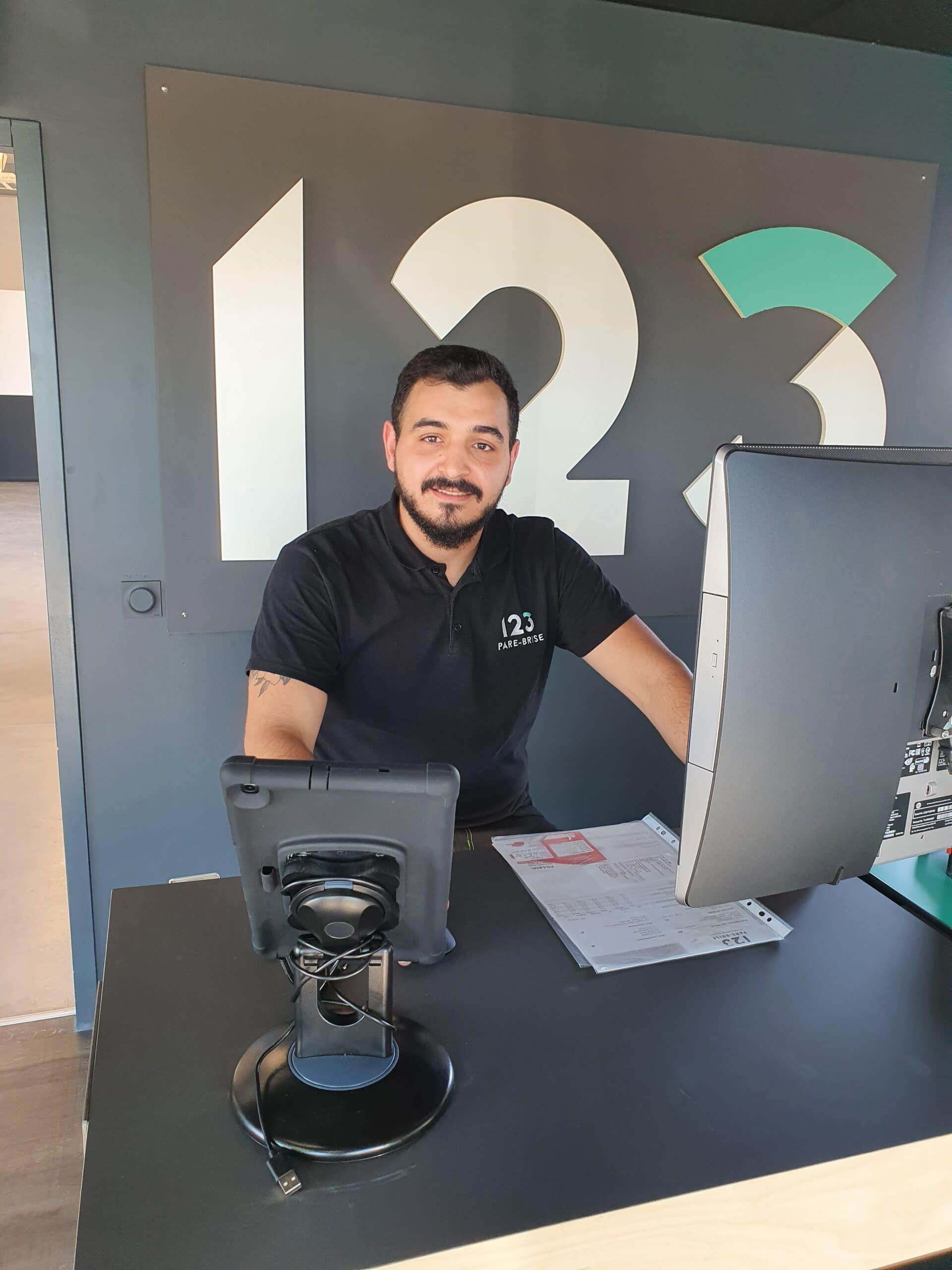 Accueil par le technicien Steven au centre 123 Pare-Brise Prouvy