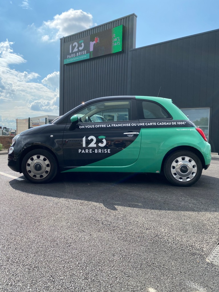 Véhicule de courtoisie devant le centre 123 Pare-Brise Prouvy