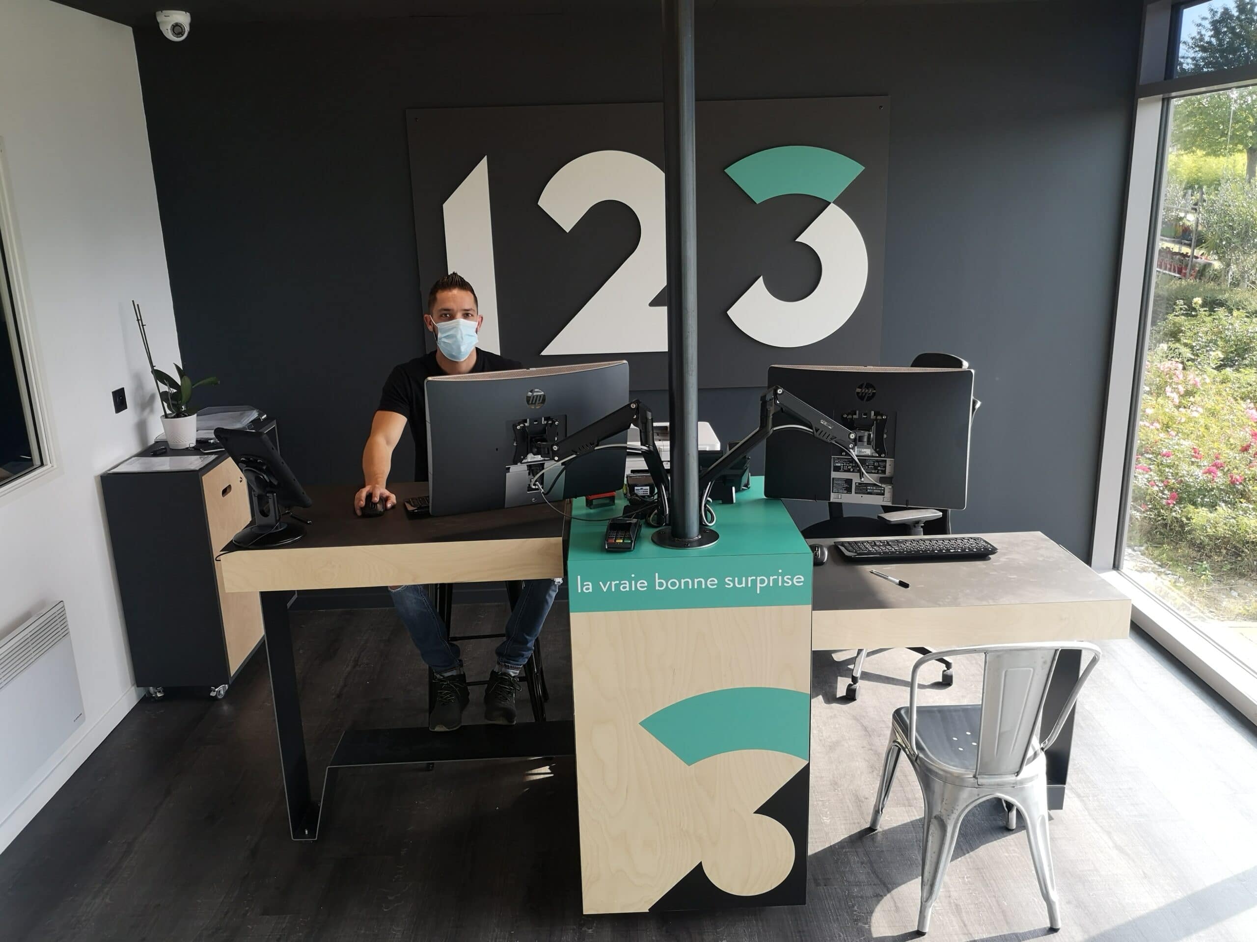 Technicien Cyril à l'accueil du centre 123 Pare-Brise Saint-Omer