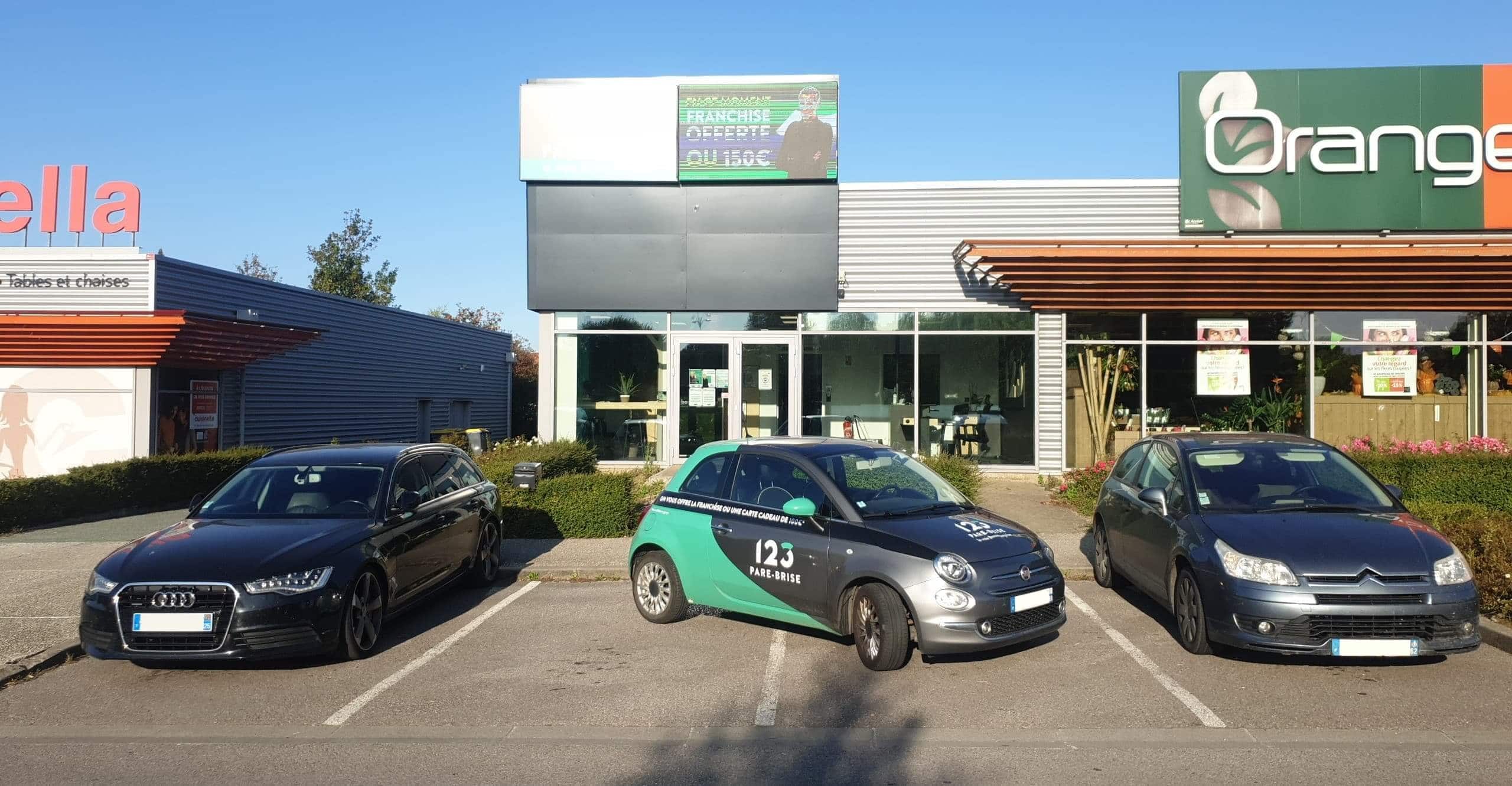 Véhicule de courtoisie devant le centre 123 Pare-Brise Saint-Omer