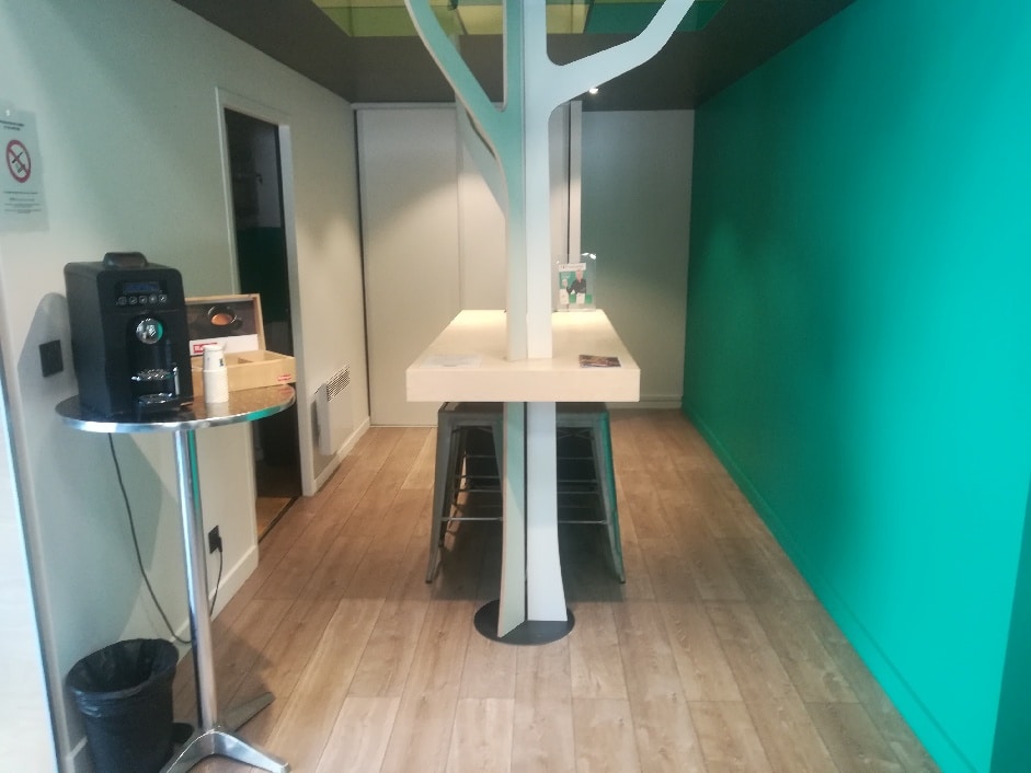 Espace client avec machine à café du centre 123 Pare-Brise Vienne