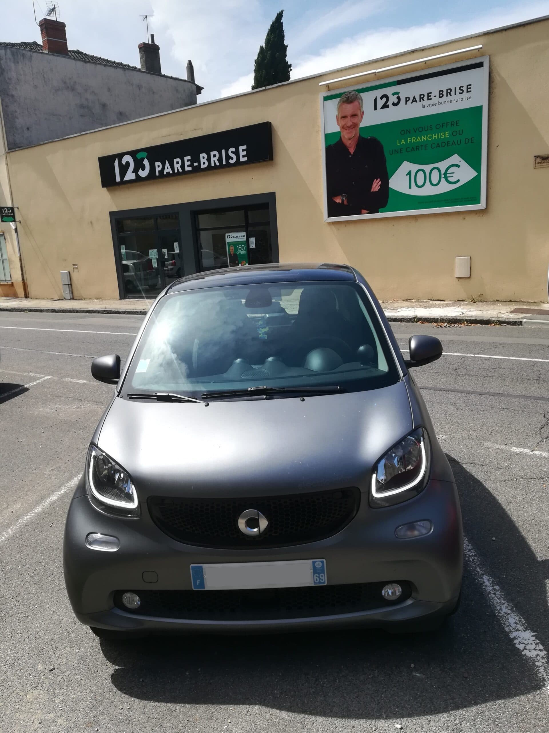 Smart Fortwo devant l'agence 123 Pare-Brise Vienne